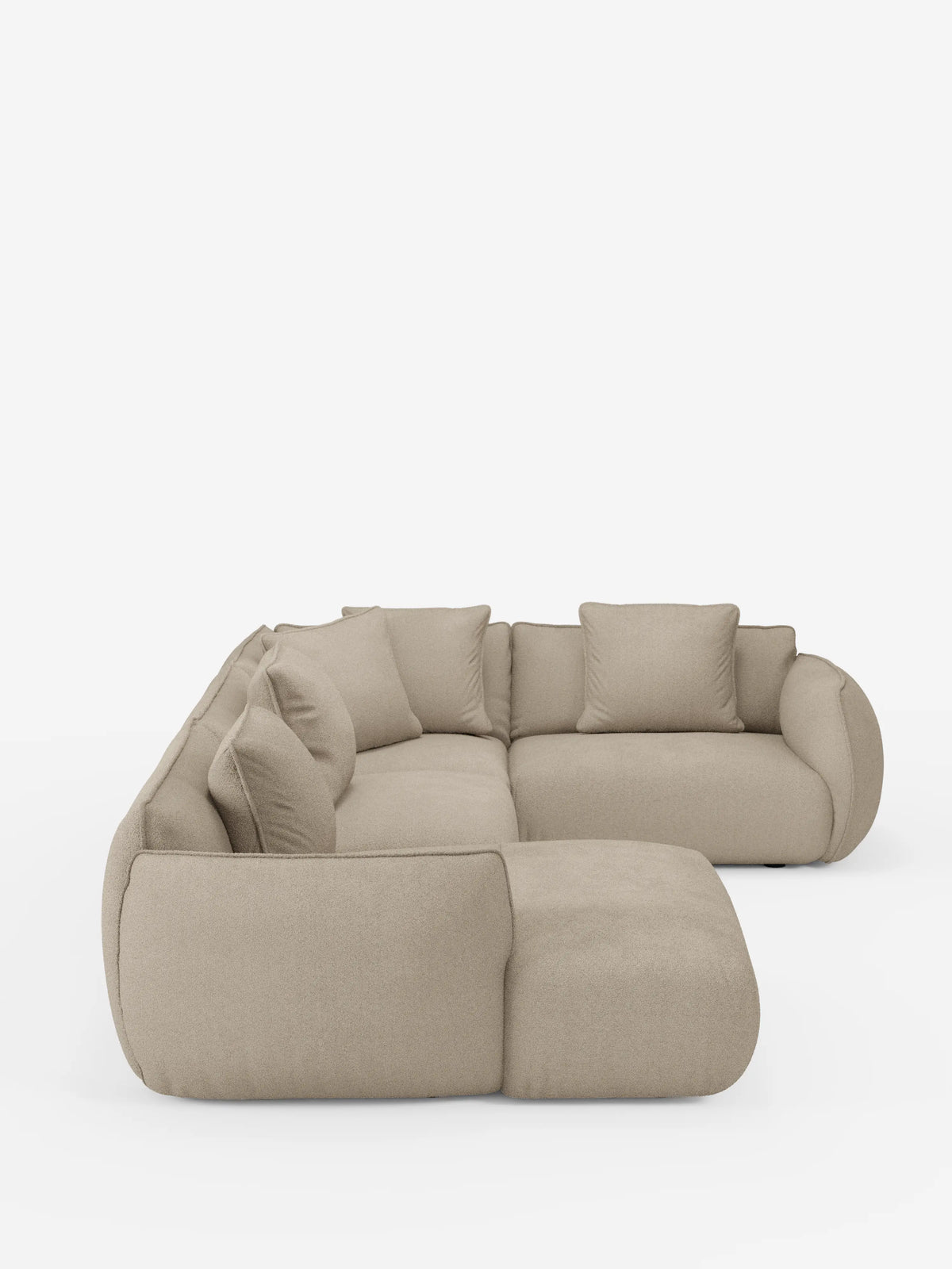 Un divano angolare panoramico componibile Nimbus in stile contemporaneo con penisola e angolo in tessuto smacchiabile T33 di divitt.sbs, caratterizzato da un design a forma di L con bordi morbidi e arrotondati e cinque cuscini dello schienale abbinati in beige, è esposto su uno sfondo bianco a tinta unita. Questo divano componibile minimalista e accogliente, Made in Italy, offre una soluzione versatile perfetta per gli spazi abitativi moderni.