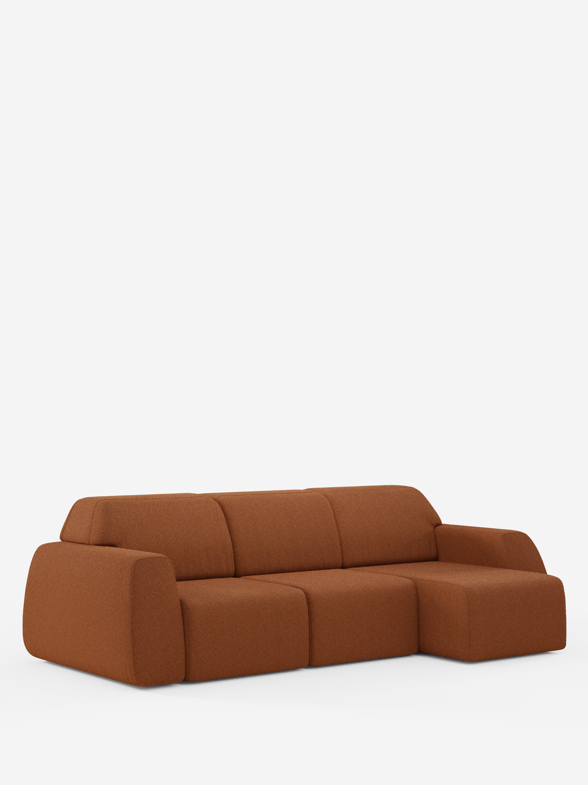 Il divano angolare Orbit con chaise longue reversibile e sedute allungabili, rivestito in tessuto smacchiabile effetto cotone T33 di divitt.sbs, è un divano modulare moderno caratterizzato da una chaise longue reversibile e da sedute allungabili, rivestito in un tessuto smacchiabile effetto cotone color ruggine. Con i suoi cuscini spessi e arrotondati e i braccioli bassi e larghi, questo divano spicca con eleganza su uno sfondo bianco a tinta unita.