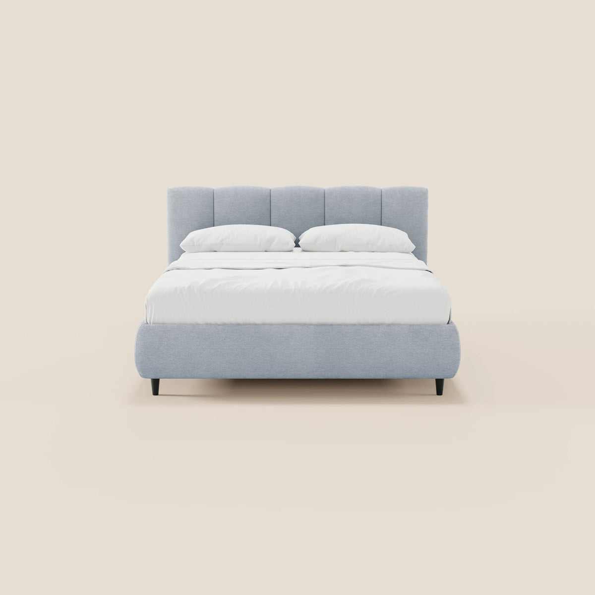 Il letto imbottito ARKAM di Letti.store, con contenitore e testiera a lavorazione verticale in tessuto Oeko-Tex®, in stile shabby chic azzurro, è posizionato su uno sfondo beige con lenzuola bianche e due cuscini, e poggia su piedini neri corti.