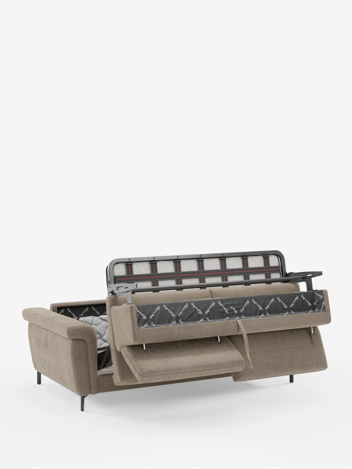 Il divano letto di design Capri di divitt.sbs è qui presentato in tessuto T30 color cuoio, effetto velluto e resistente alle macchie, parzialmente aperto per rivelare il materasso con motivo bianco e nero e la struttura interna del letto. Su uno sfondo bianco a tinta unita, questo elegante divano letto mette in risalto le slanciate gambe alte nere e i poggiatesta regolabili: un esempio eccellente della superba maestria artigianale italiana.