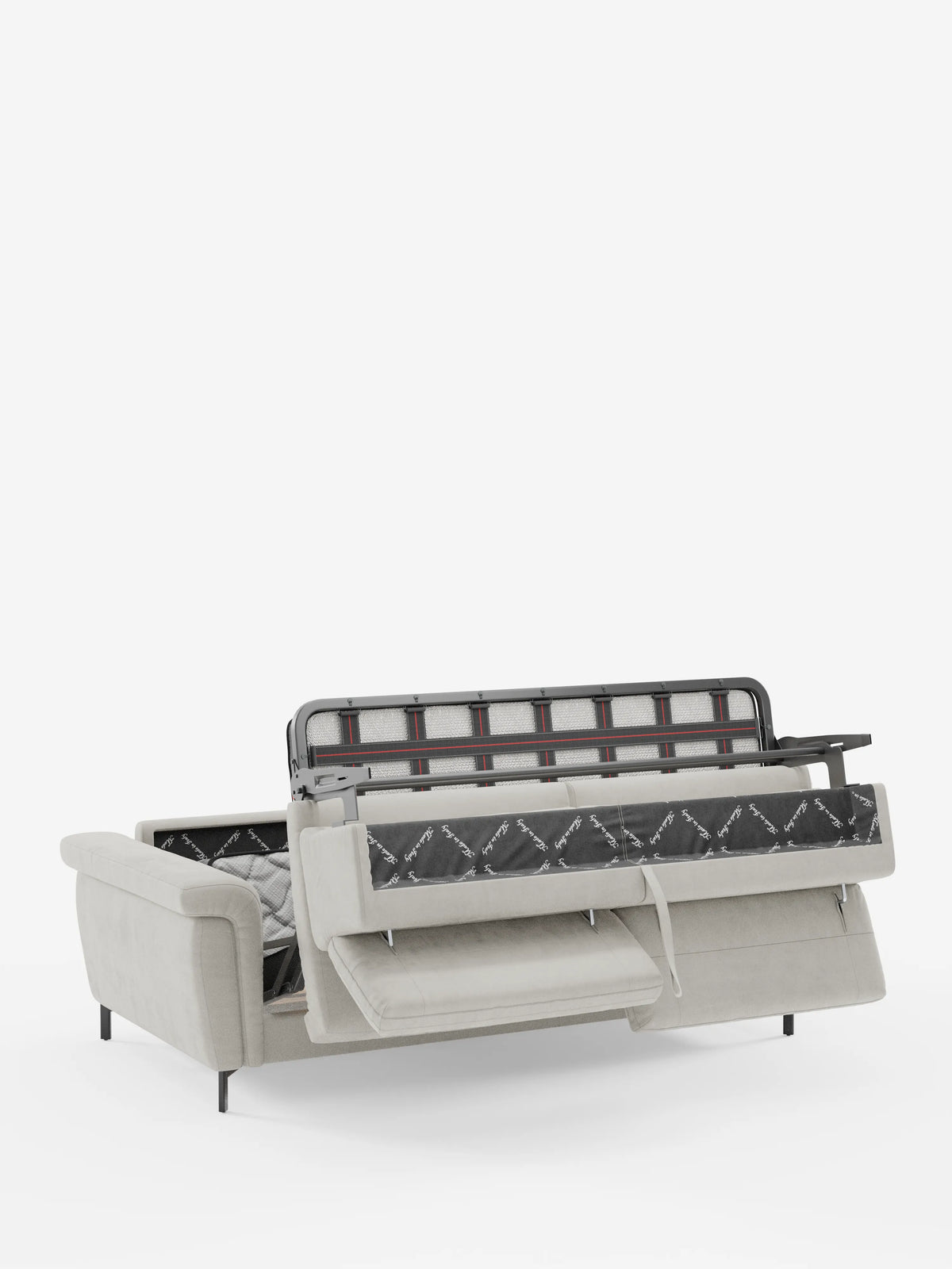 Il divano letto Capri di design, in beige chiaro, di divitt.sbs è raffigurato con il materasso parzialmente esteso e il meccanismo a vista, che rivela le barre di sostegno interne e la trapuntatura interna. Realizzato in raffinato tessuto effetto velluto smacchiabile T30 per esaltarne la pregiata manifattura italiana, il divano presenta gambe alte e poggiatesta reclinabili, il tutto su uno sfondo bianco a tinta unita.