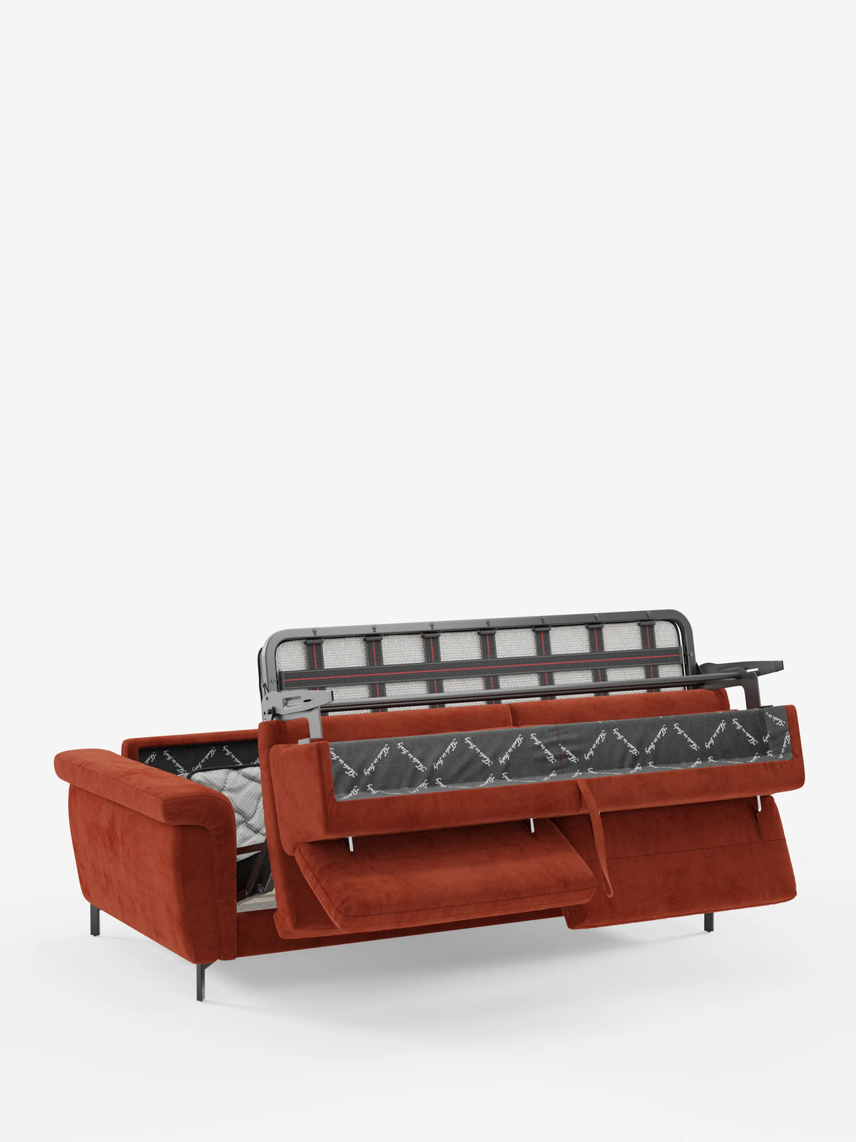 Il divano letto di design Capri con piedini alti di divitt.sbs è presentato parzialmente aperto, rivelando la struttura nascosta del materasso e il pratico vano porta-biancheria su uno sfondo bianco a tinta unita. Questo modello, dotato di poggiatesta reclinabili e rivestito in raffinato tessuto effetto velluto smacchiabile T30, mette in risalto la pregiata maestria artigianale italiana, coniugando perfettamente stile e praticità.