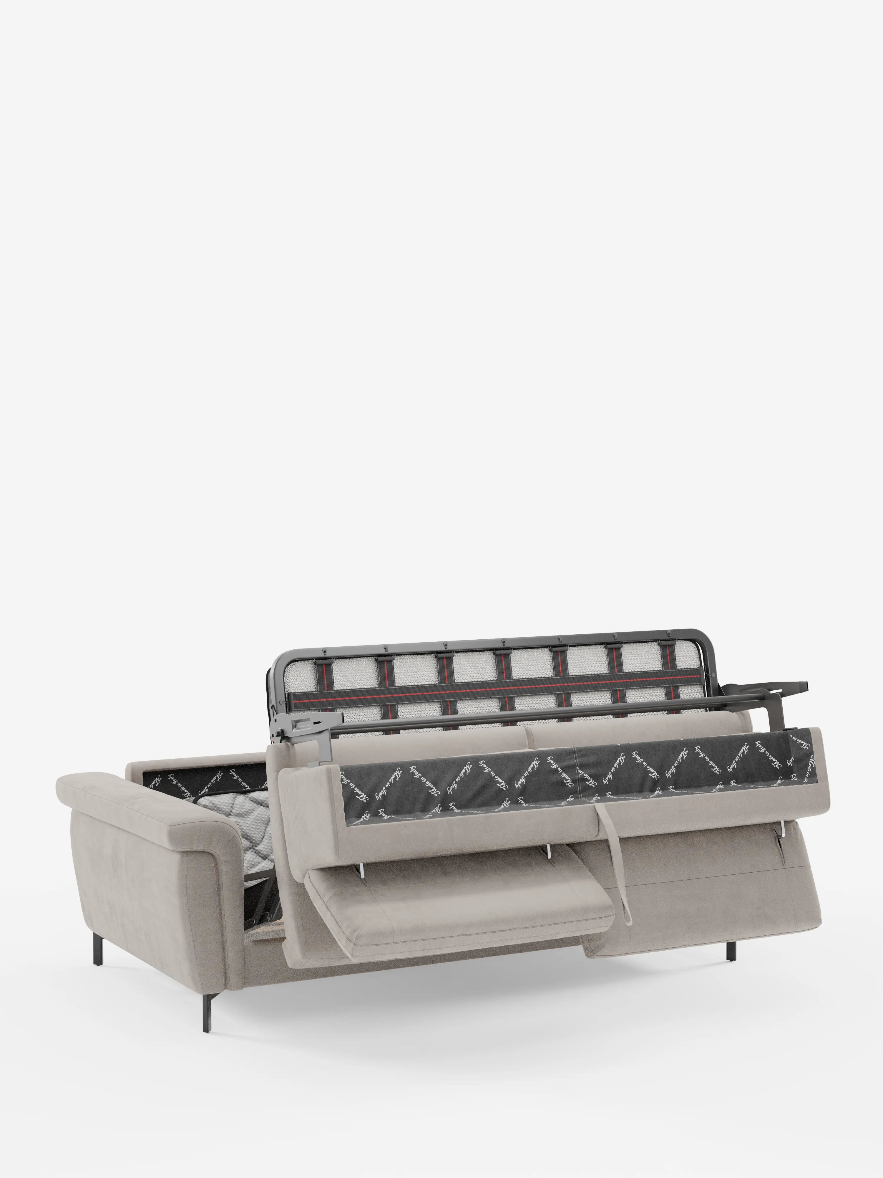 Un divano letto Capri di design, color beige chiaro, firmato divitt.sbs, è raffigurato parzialmente aperto su uno sfondo bianco. Rivestito in raffinato tessuto effetto velluto smacchiabile T30, la seduta si solleva per rivelare un materasso nascosto e una struttura del letto in metallo, mettendo in evidenza il suo versatile design trasformabile. Il divano è dotato di poggiatesta reclinabili regolabili, braccioli semplici, sottili piedini alti neri ed è un esempio di raffinata manifattura italiana.