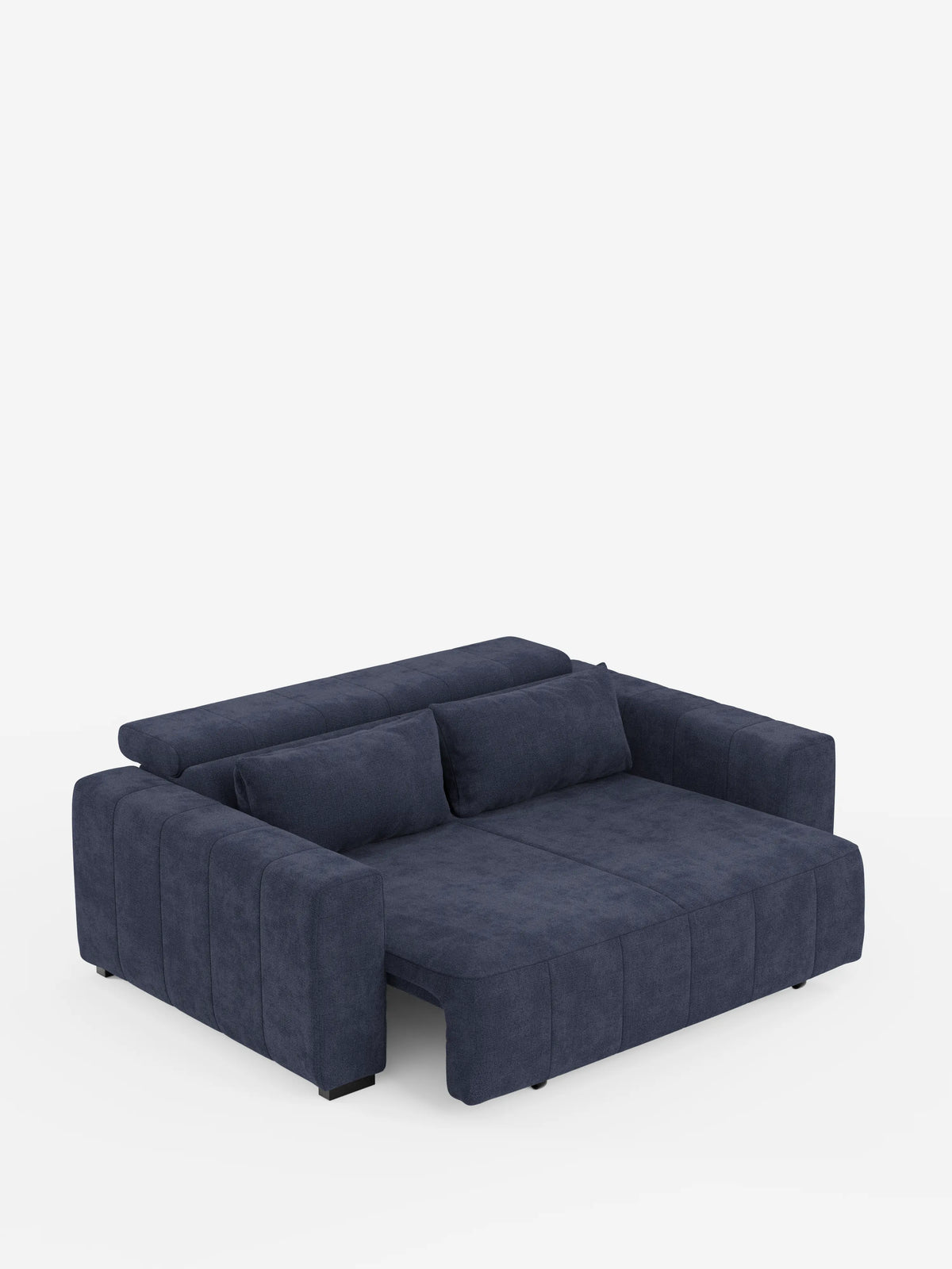 Un divano a tre posti in stile dorico contemporaneo di divitt.sbs, colore blu scuro, caratterizzato da braccioli spessi, due cuscini dello schienale e sedute reclinabili elettricamente con posizione letto estensibile e poggiatesta regolabili, rivestito in tessuto T23 antimacchia, presentato su uno sfondo bianco a tinta unita.