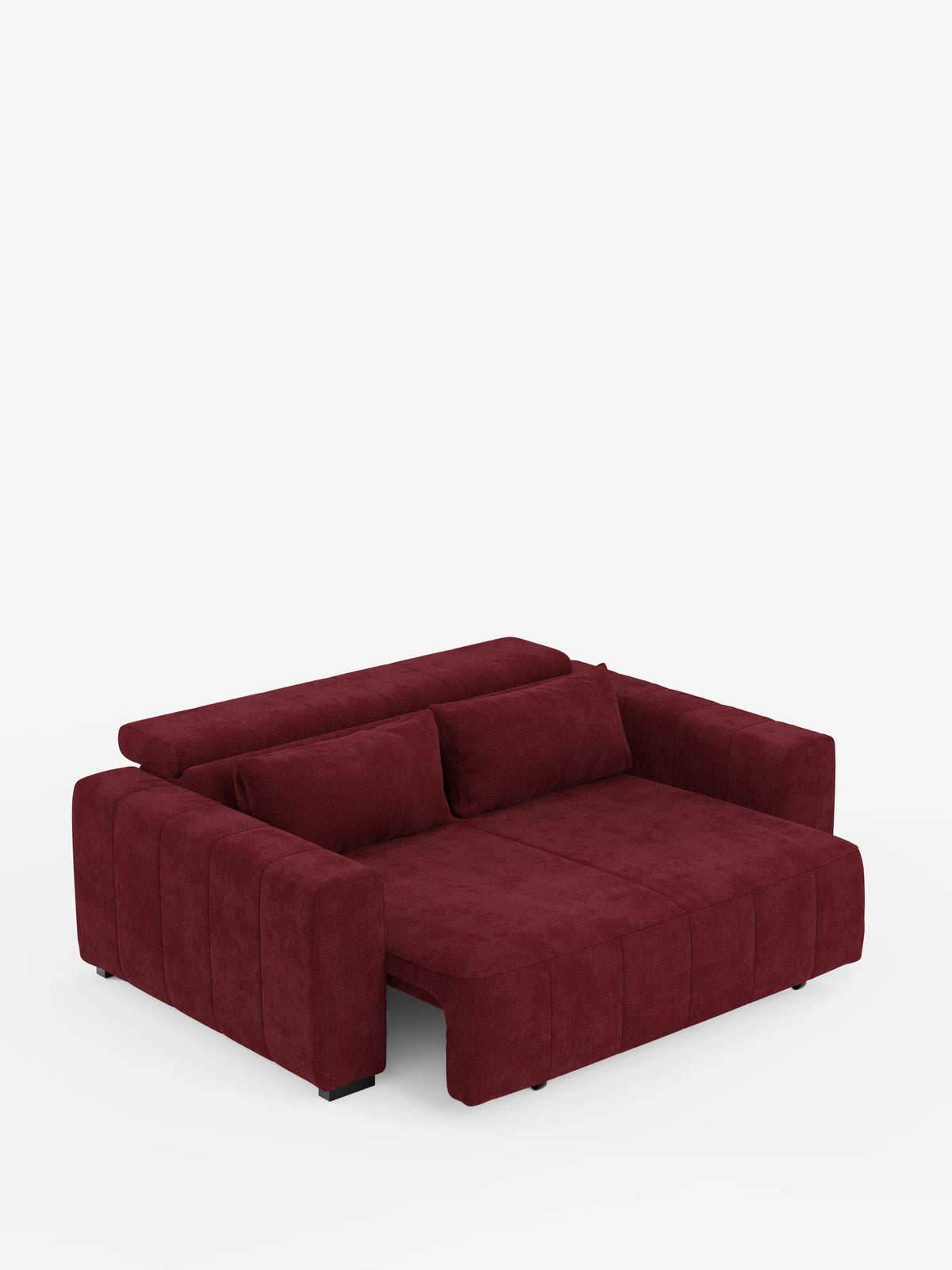 Un divano a 3 posti in stile dorico contemporaneo color bordeaux di divitt.sbs, realizzato in tessuto T23 resistente alle macchie, con ampi braccioli, sedute estensibili elettronicamente per una configurazione simile a un letto, poggiatesta reclinabili e due cuscini dello schienale coordinati, presentato su uno sfondo bianco a tinta unita.