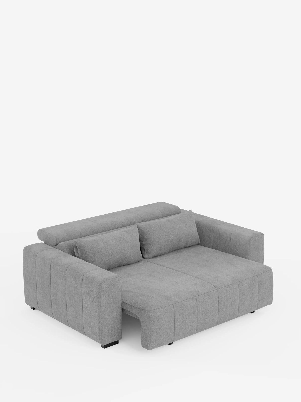 Un moderno divano a tre posti in stile dorico grigio di divitt.sbs, realizzato in tessuto T23 antimacchia, con schienale basso e due braccioli rettangolari laterali, due lunghi cuscini dello schienale con discrete cuciture verticali, dotato di sedute estensibili elettricamente e poggiatesta reclinabile, è esposto su uno sfondo bianco nella sua posizione da letto completamente estesa.