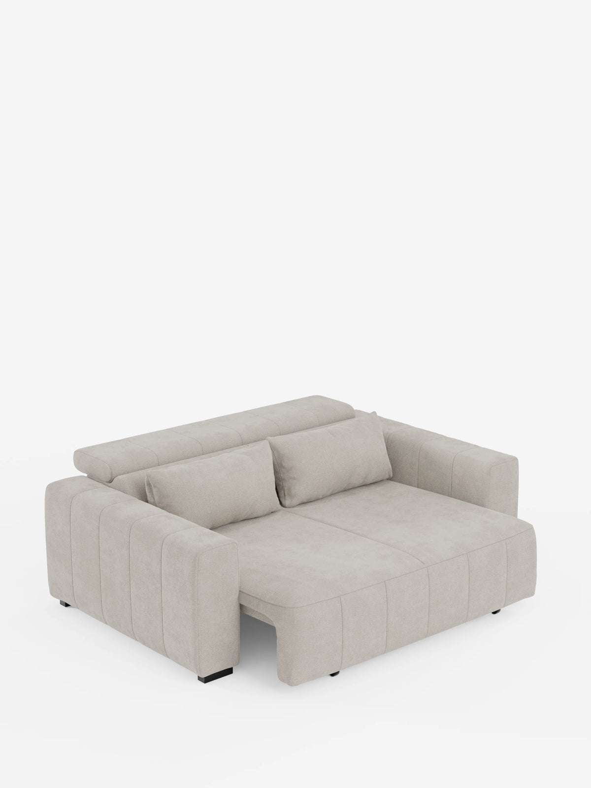 Un moderno divano letto color beige chiaro: il divano a 3 posti Doric di divitt.sbs, presenta un design capitonné con braccioli spessi, uno schienale basso, due cuscini cilindrici abbinati e sedute estensibili con funzione relax elettrica e poggiatesta reclinabile in tessuto T23 facile da pulire; raffigurato parzialmente aperto su uno sfondo bianco a tinta unita.