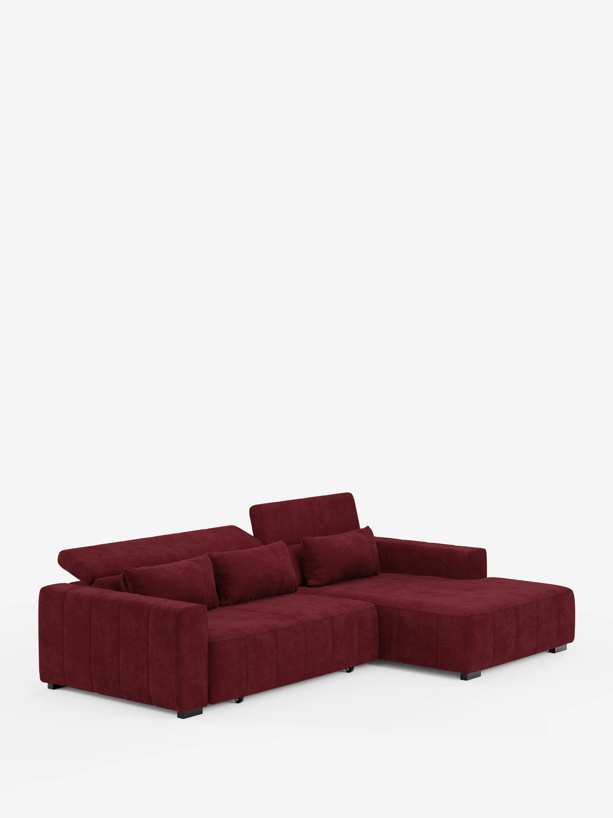 Il divano angolare con penisola Doric di divitt.sbs è un divano componibile contemporaneo rivestito in tessuto T23 color bordeaux scuro, facile da pulire. Caratterizzato da sedute ampie e morbide con funzione relax elettrica e da braccioli bassi e larghi per un comfort superiore, questo elegante divano è dotato di poggiatesta reclinabili e regolabili su uno degli schienali e poggia su piccole gambe nere su uno sfondo bianco a tinta unita.
