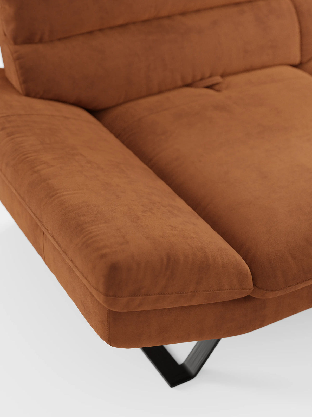 Primo piano del divano Eclipse dal design moderno a 2 e 3 posti di divitt.sbs, rivestito in elegante microfibra T11 resistente alle macchie. Questo divano contemporaneo color marrone presenta sedute e schienali imbottiti e morbidi con schienali traslanti per un comfort personalizzabile, completati da eleganti gambe alte in metallo nero. Su uno sfondo bianco, il suo design moderno e la morbida trama risaltano in modo particolare.