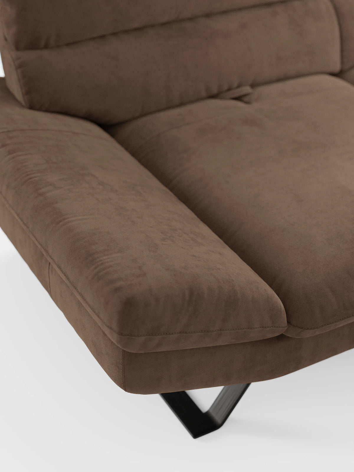 Un primo piano del divano Eclipse dal design moderno a 2 e 3 posti di divitt.sbs mette in risalto i morbidi cuscini, l’ampio bracciolo e una parte dei suoi caratteristici piedini alti a forma di V in metallo. Su uno sfondo bianco, l’immagine mette in risalto la trama della microfibra smacchiabile T11 ed esalta le linee moderne e minimaliste di questo elegante complemento d’arredo.