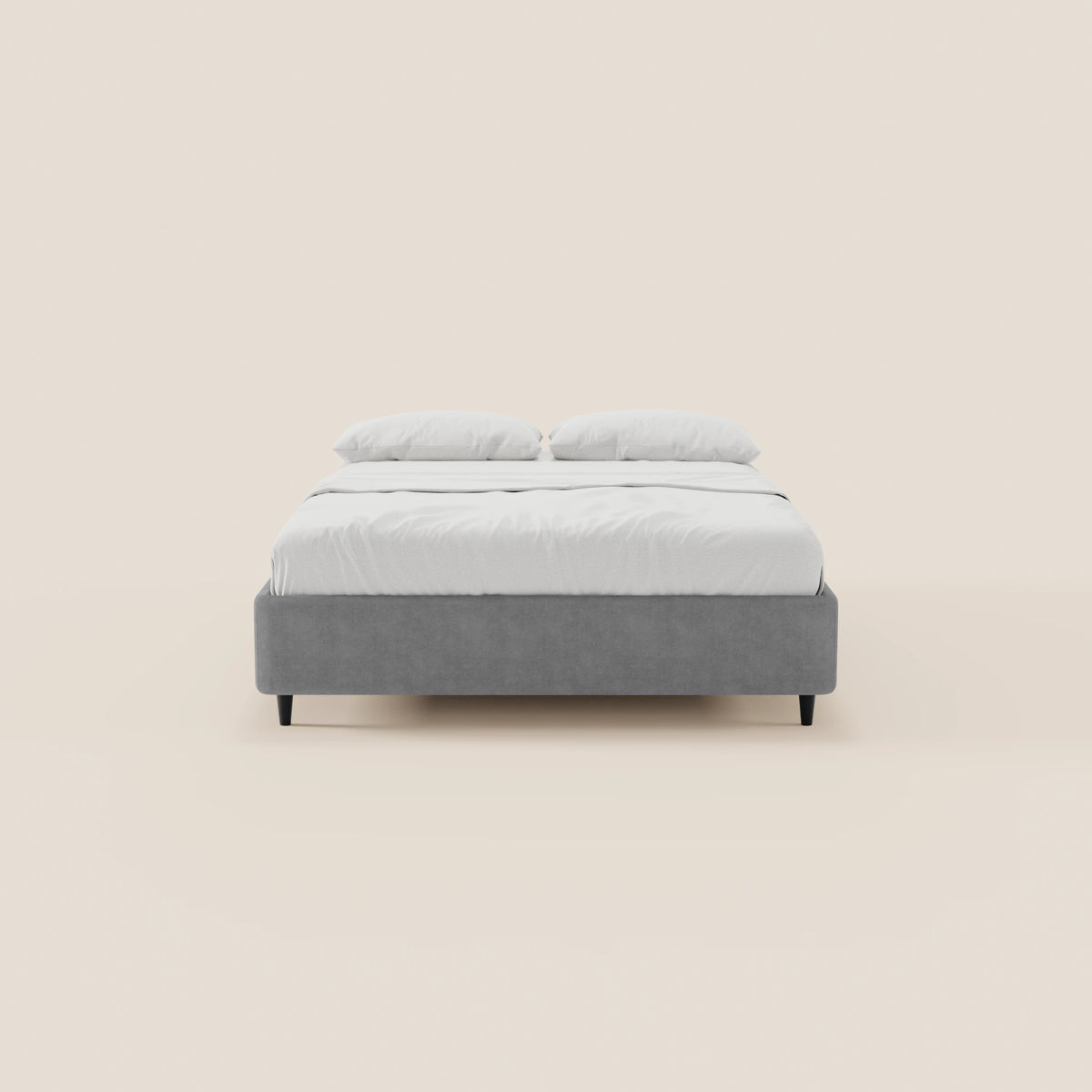 Il letto sommier imbottito ERON di Letti.store, raffigurato di fronte su uno sfondo beige, presenta una struttura in tessuto grigio impermeabile certificato Oeko-Tex, biancheria da letto e cuscini bianchi, e vanta un design semplice e moderno con gambe angolate nere.