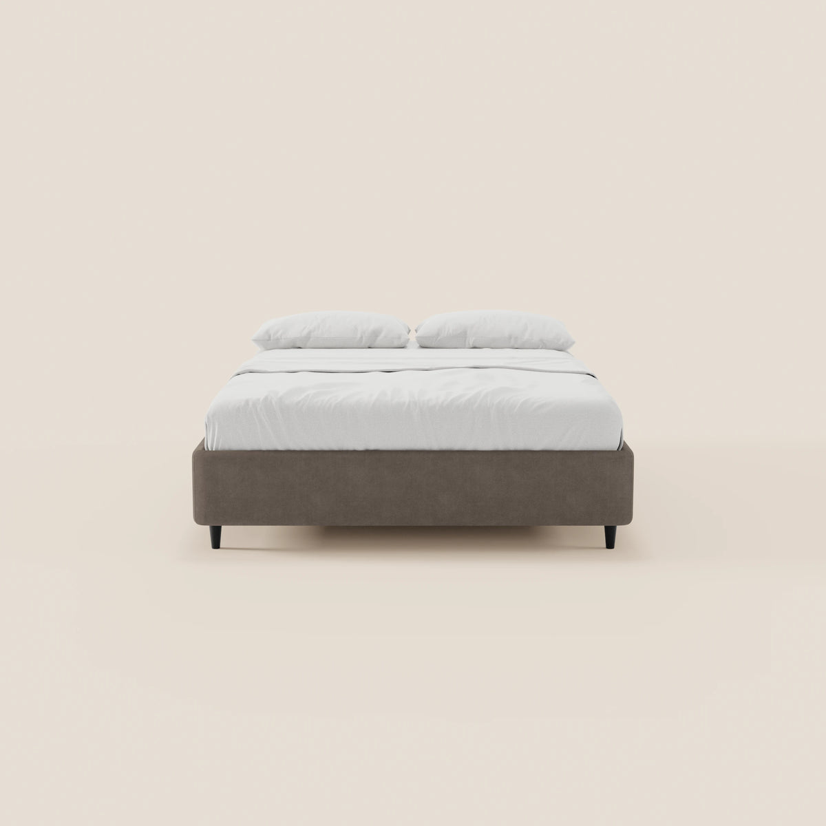 Il letto sommier imbottito ERON di Letti.store è realizzato con un tessuto impermeabile grigio chiaro certificato Oeko-Tex, biancheria da letto bianca, due cuscini bianchi, gambe corte nere e un design moderno. Nell’immagine è raffigurato in vista frontale su uno sfondo beige.