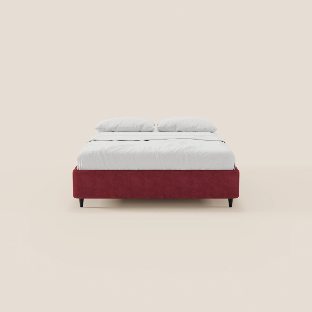 Il letto sommier imbottito ERON di Letti.store presenta una struttura in tessuto rosso impermeabile certificato Oeko-Tex, lenzuola bianche e due cuscini bianchi. È dotato di gambe corte nere, un design moderno dal profilo basso e un pratico vano portaoggetti.