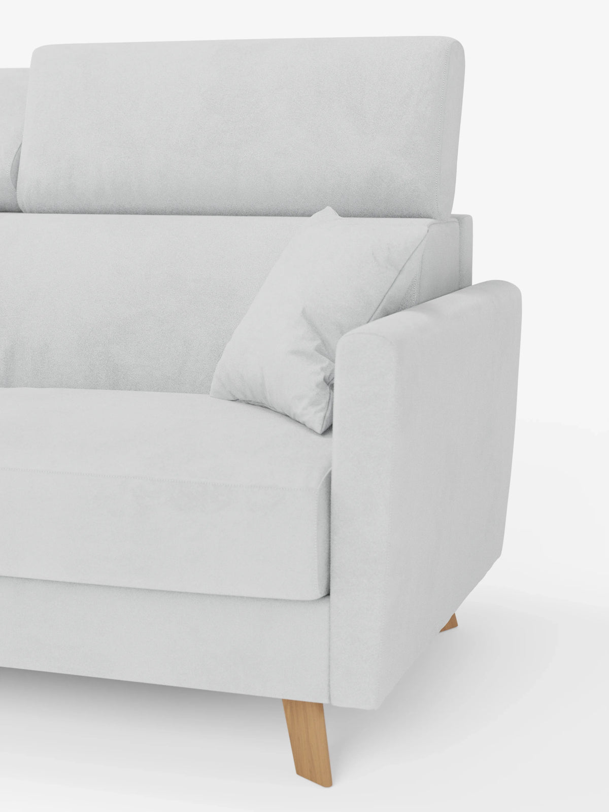 Un divano letto Francy contemporaneo color grigio chiaro con poggiatesta regolabili di divitt.sbs, rivestito in elegante tessuto T30 resistente alle macchie e completamente sfoderabile. Questo divano a 3 posti presenta linee pulite, un bracciolo imbottito, un cuscino decorativo abbinato e gambe angolate in legno chiaro. Presentato su uno sfondo bianco con il lato destro e parte dello schienale visibili.