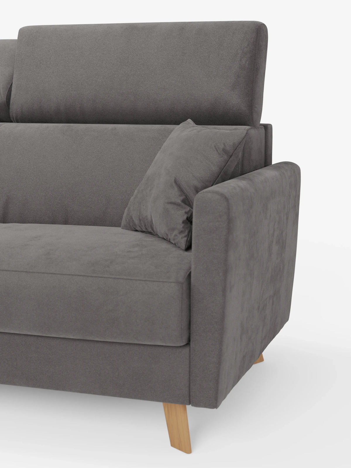 Un primo piano del divano letto Francy con poggiatesta regolabili di divitt.sbs, caratterizzato da un rivestimento in tessuto T30 grigio moderno e resistente alle macchie, un cuscino, braccioli rettangolari e gambe in legno chiaro. Questo divano con rivestimento sfoderabile al 100% è ripreso su uno sfondo bianco e presenta linee pulite e contemporanee in stile moderno.
