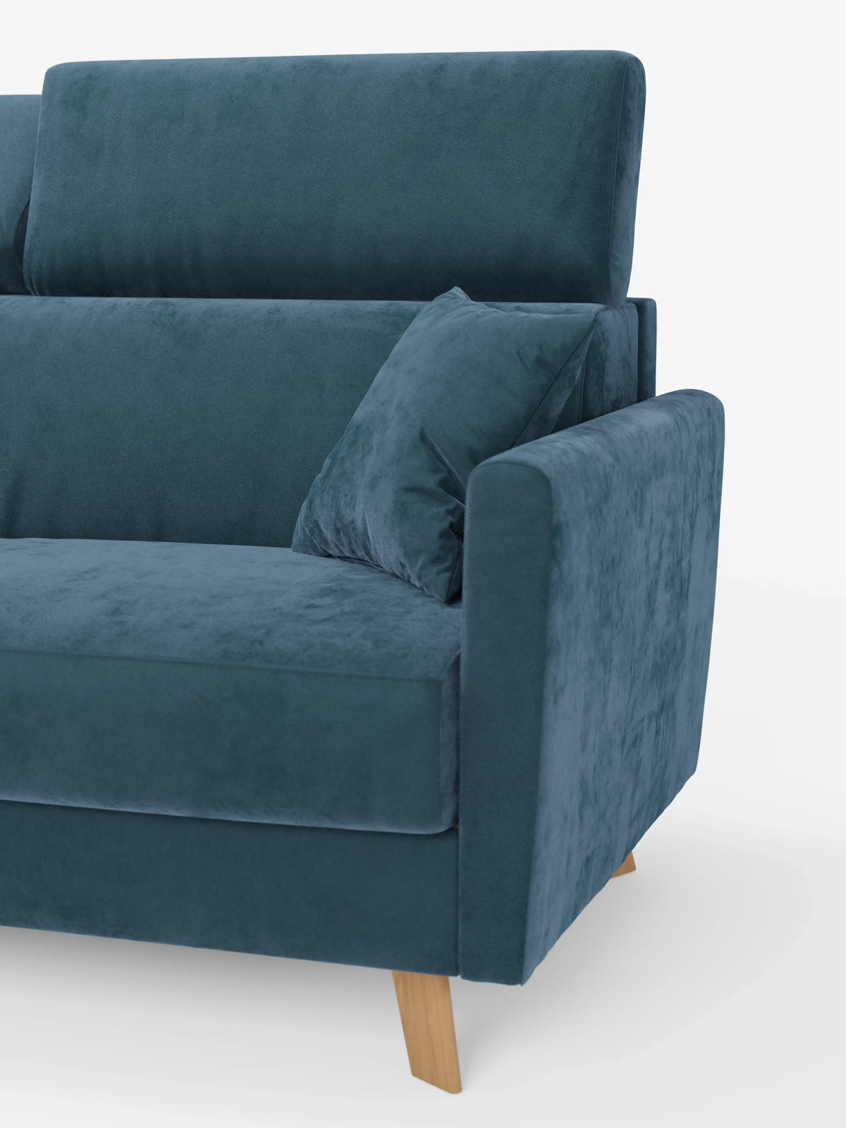 Un primo piano di un moderno divano letto Francy in velluto color verde acqua con poggiatesta regolabili di divitt.sbs, caratterizzato da linee dritte, uno schienale alto, un bracciolo angolato, un cuscino abbinato e gambe in legno chiaro, rivestito con l'elegante tessuto smacchiabile T30. Su uno sfondo bianco a tinta unita è visibile solo il lato destro del divano, completamente sfoderabile.