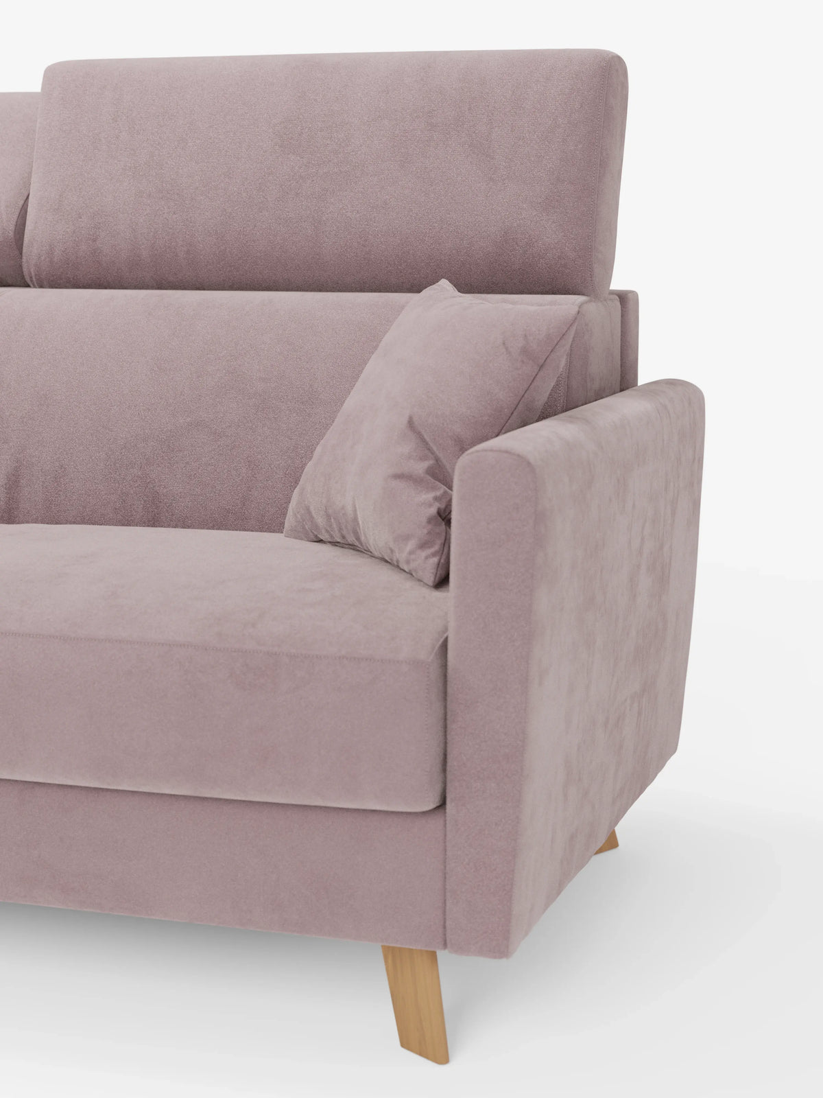 Un primo piano del divano letto Francy con poggiatesta regolabili di divitt.sbs, rivestito in un elegante tessuto T30 color malva, resistente alle macchie, con un cuscino decorativo abbinato. Si notano lo schienale alto, le gambe angolate in legno e il bracciolo destro, che mettono in risalto il design del rivestimento sfoderabile al 100% su uno sfondo bianco a tinta unita.