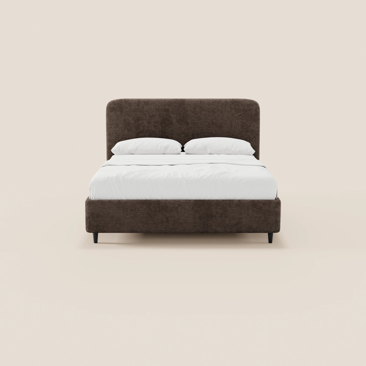 Il letto imbottito KAELOS minimal di Letti.store è caratterizzato da un tessuto in ciniglia marrone, una testiera alta e arrotondata, gambe alte nere e uno spazio contenitivo. Abbinato a lenzuola e cuscini bianchi, risalta su uno sfondo beige a tinta unita.