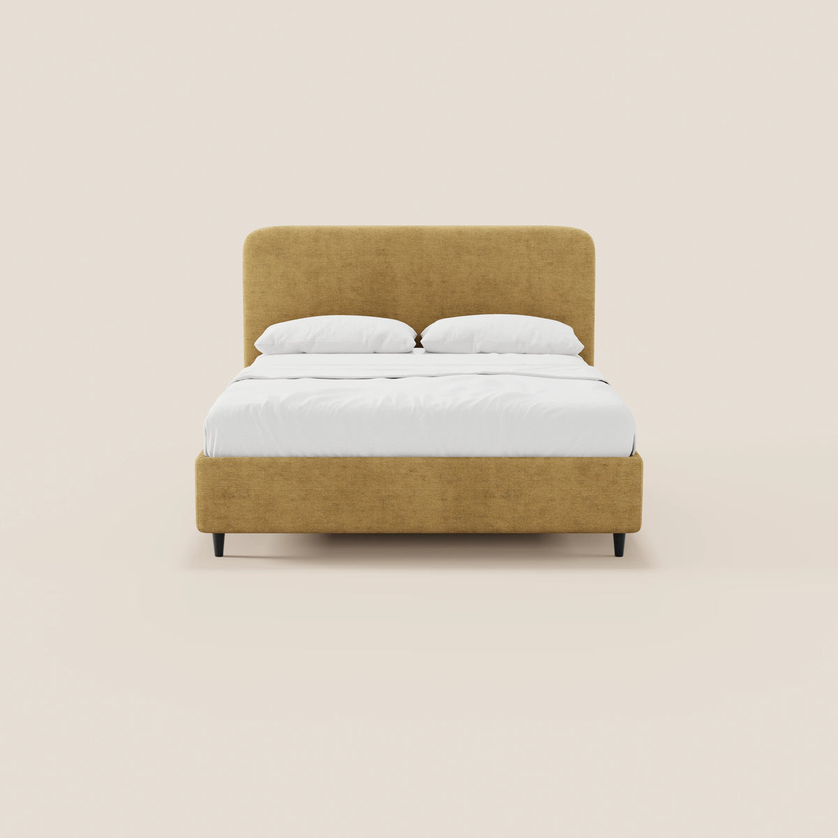 Il letto imbottito KAELOS minimal di Letti.store presenta una struttura rivestita in ciniglia giallo senape e una testiera arrotondata, due cuscini bianchi, un lenzuolo bianco ben stirato e poggia su quattro gambe alte nere su uno sfondo beige chiaro.