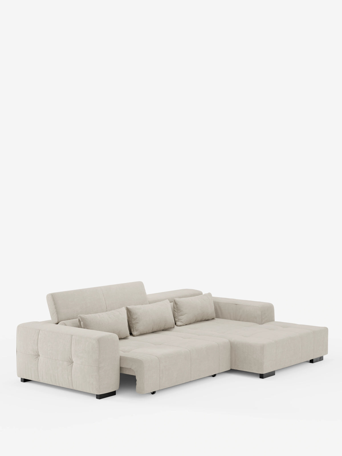 Un divano angolare contemporaneo Monarch con penisola e funzione relax elettrica di divitt.sbs, rivestito in tessuto beige chiaro smacchiabile T31. Questo divano componibile presenta ampi braccioli, una chaise longue sulla destra, morbidi cuscini, schienali regolabili con poggiatesta reclinabili per un maggiore comfort e gambe nere dal profilo basso. Lo sfondo è bianco a tinta unita.