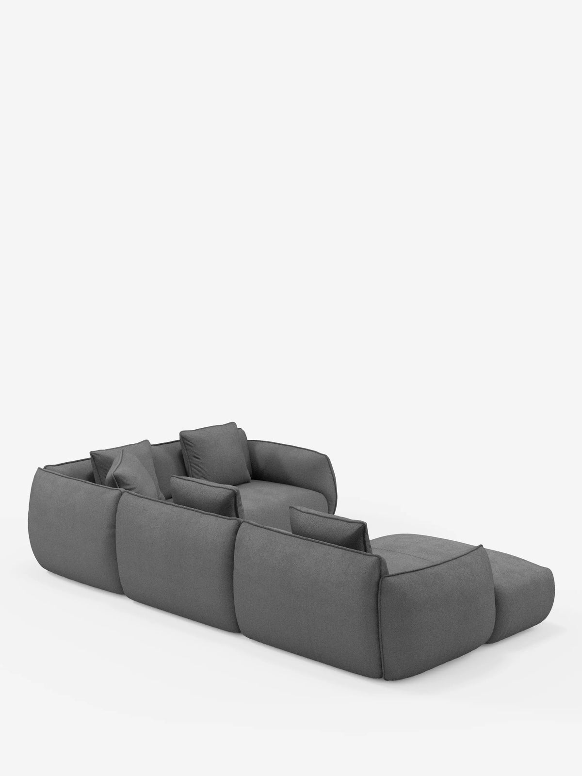Un divano angolare panoramico componibile Nimbus a tre elementi, dal design contemporaneo e dal profilo ribassato, con penisola e angolo in tessuto antimacchia T33 di divitt.sbs, rivestito in tessuto grigio scuro antimacchia con morbidi cuscini e braccioli. I moduli sono disposti su uno sfondo bianco a forma di L, con una sezione che si estende in avanti per formare una chaise longue.