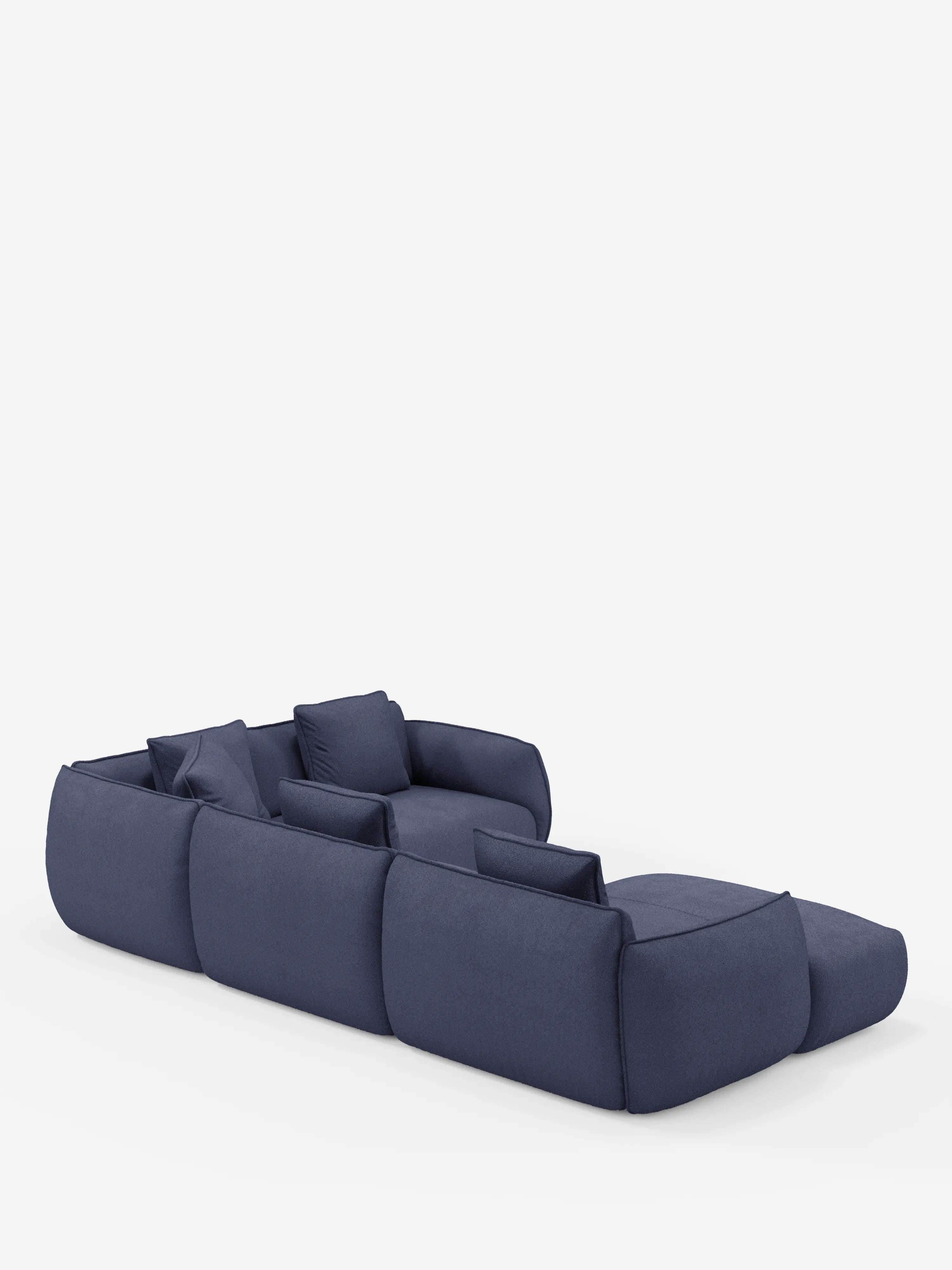 Un divano modulare moderno e dal profilo slanciato, di colore blu navy — il divano angolare panoramico componibile Nimbus con penisola e angolo in tessuto smacchiabile t33 di divitt.sbs — presenta morbidi cuscini e una sezione chaise longue, il tutto su uno sfondo bianco a tinta unita. Caratterizzato da un design contemporaneo dalle linee morbide, con tre sezioni di seduta e tre cuscini coordinati, questo divano sfoderabile Made in Italy offre facilità di manutenzione ed eleganza duratura.