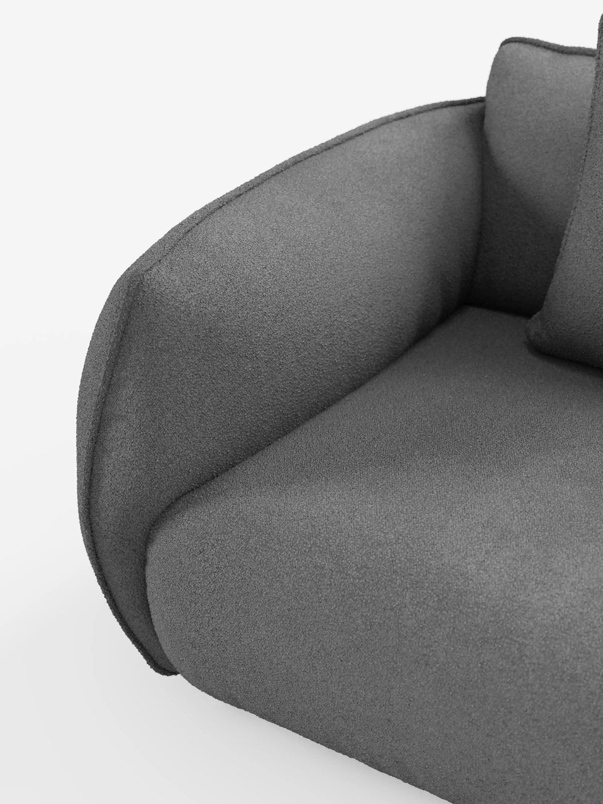 Primo piano del divano modulare e componibile a 3 posti Nimbus da 250 cm di divitt.sbs, qui presentato in un moderno tessuto effetto cotone grigio scuro, resistente alle macchie (t33). L'immagine mette in risalto solo una parte del cuscino della seduta, del cuscino dello schienale e del bracciolo imbottito arrotondato a sinistra su uno sfondo bianco a tinta unita. Non sono visibili né le gambe né altri elementi d'arredo.