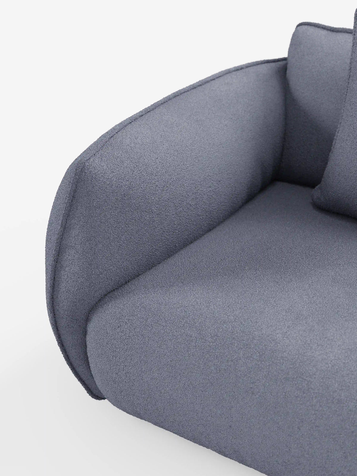 Primo piano del divano Nimbus a 3 posti, modulare e componibile, da 250 cm di divitt.sbs, caratterizzato da un design angolare moderno con braccioli e schienale curvi, rivestiti in tessuto T33 effetto cotone grigio scuro, resistente alle macchie. La seduta e i braccioli, morbidi e spessi, presentano bordi puliti e arrotondati che risaltano sullo sfondo bianco.