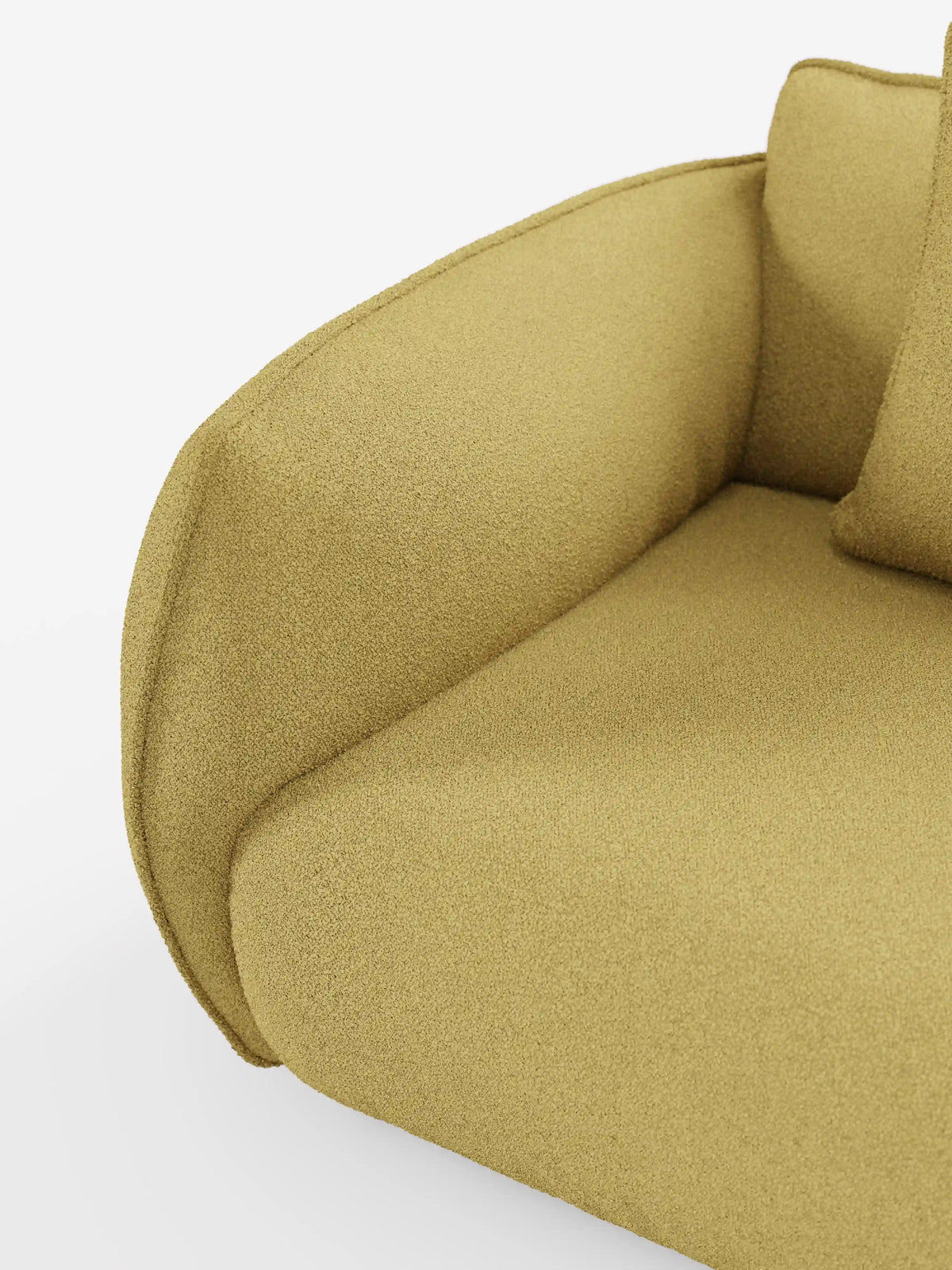 Un primo piano del divano modulare e componibile a 3 posti Nimbus di divitt.sbs da 250 cm — sfoderabile in tessuto smacchiabile effetto cotone T33 — mette in risalto il suo rivestimento moderno color senape, dall’aspetto morbido e testurizzato. Un bracciolo arrotondato, un morbido cuscino di seduta e una parte del cuscino dello schienale risaltano su uno sfondo bianco a tinta unita.