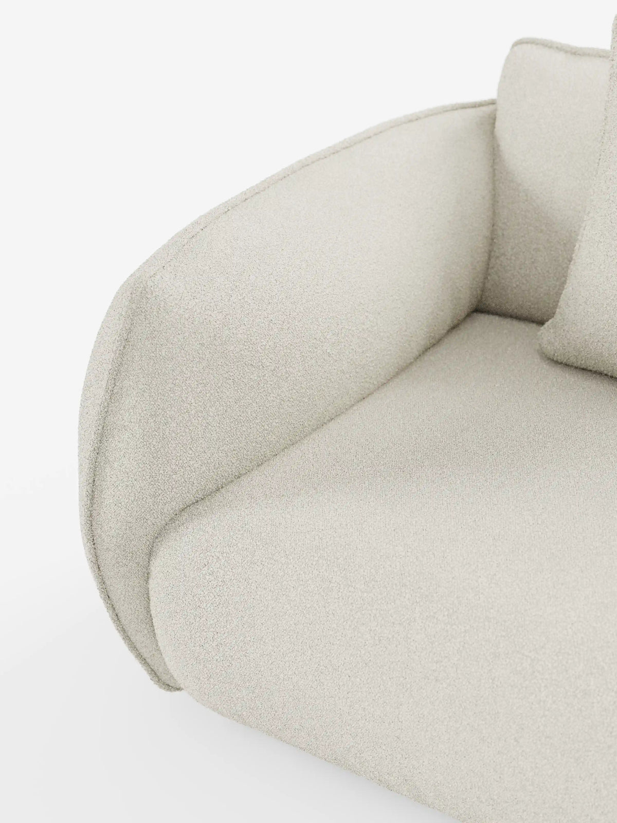 Primo piano del divano modulare e componibile a 3 posti Nimbus da 250 cm di divitt.sbs, rivestito in tessuto T33 beige chiaro, testurizzato, smacchiabile, effetto cotone. Il bracciolo delicatamente ricurvo e un cuscino coordinato appoggiato allo schienale ne sottolineano il design moderno. Questo divano modulare è esposto su uno sfondo bianco e liscio.