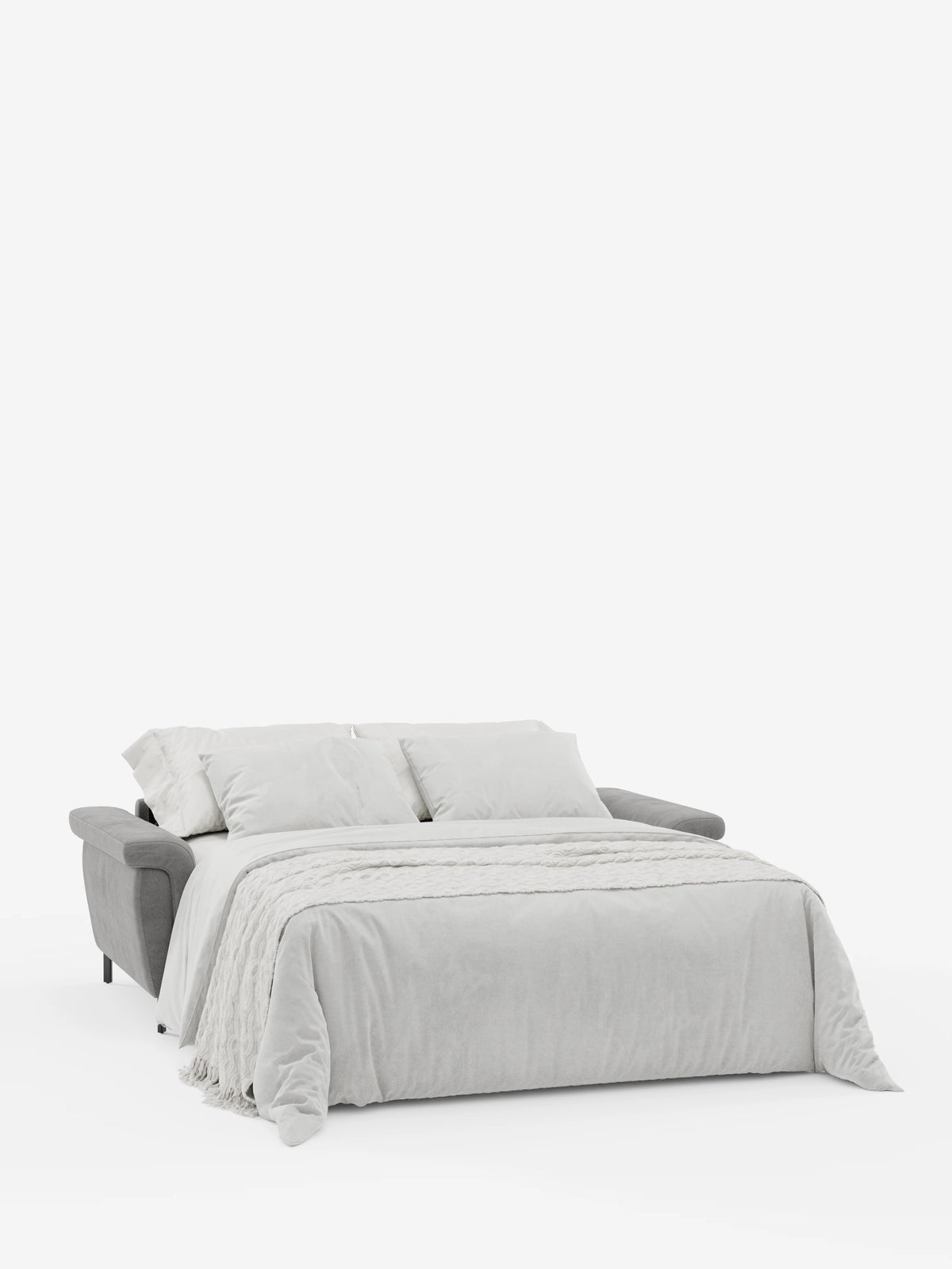 Un divano letto di design Capri in grigio contemporaneo con piedini alti di divitt.sbs è aperto, con un piumone grigio chiaro, tre cuscini bianchi e una coperta coordinata disposti sopra, il tutto su uno sfondo bianco a tinta unita. Rivestito in raffinato tessuto effetto velluto smacchiabile T30 ispirato alla manifattura italiana, il divano letto presenta i braccioli visibili su entrambi i lati.