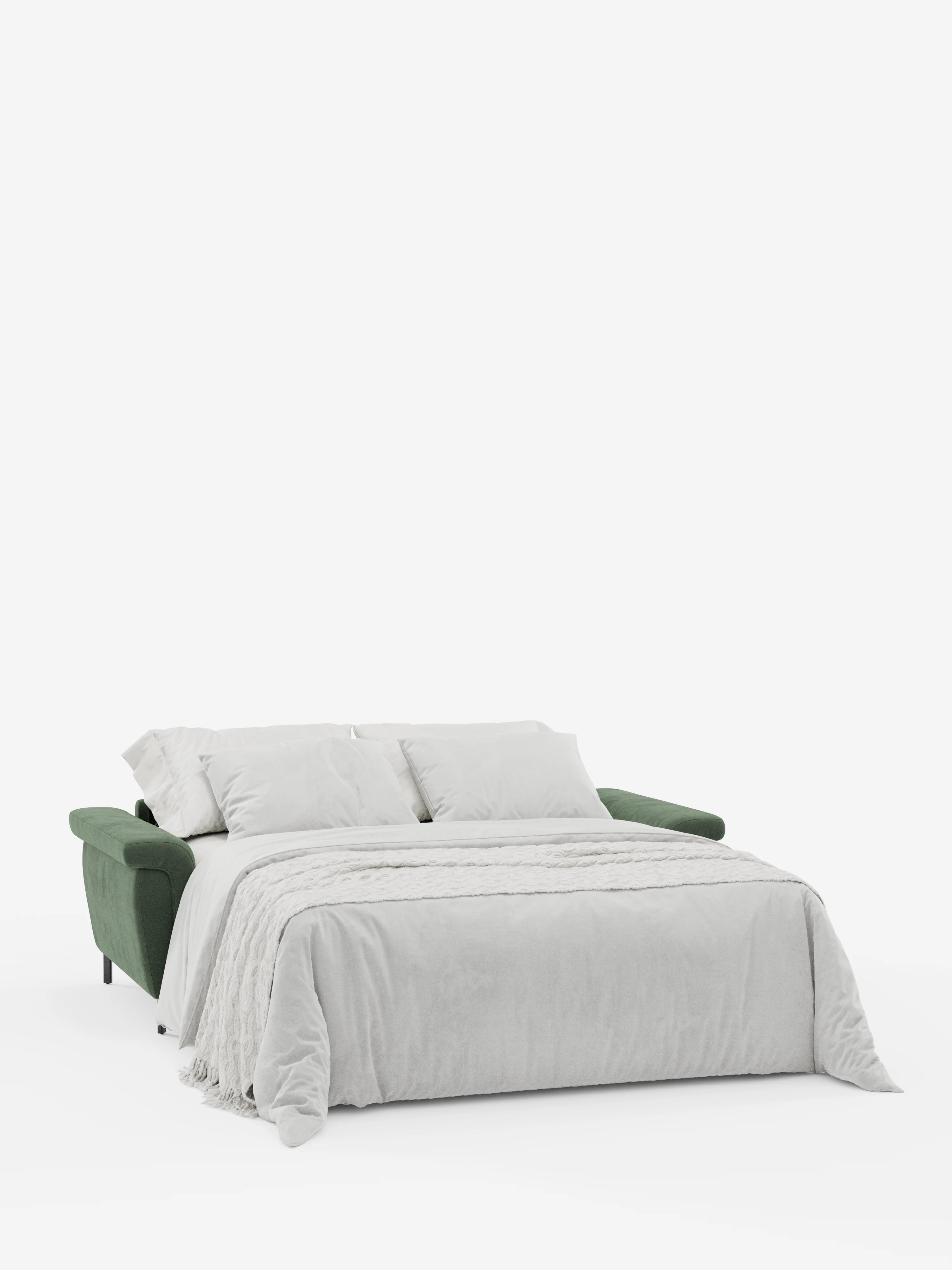 Un divano letto di design Capri con piedini alti di divitt.sbs, rivestito in raffinato tessuto effetto velluto smacchiabile T30, è completato da un’elegante biancheria da letto grigio chiaro e da due cuscini disposti con cura. In perfetto stile della classica manifattura italiana, i braccioli del divano sono visibili su entrambi i lati mentre la biancheria da letto ricade leggermente oltre i bordi, il tutto su uno sfondo bianco a tinta unita.