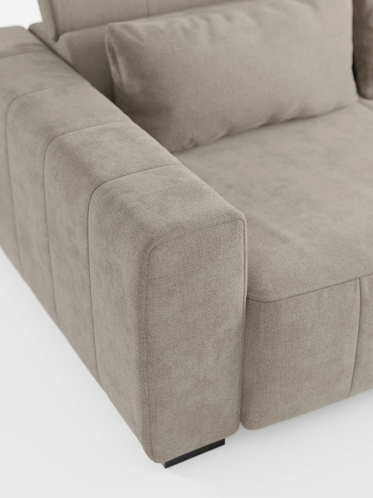 Primo piano del divano dorico a 3 posti di divitt.sbs, caratterizzato da rivestimento in tessuto smacchiabile T23 beige chiaro, ampi braccioli imbottiti, cuscini di seduta spessi con seduta estensibile tramite meccanismo relax elettrico e un cuscino dello schienale rettangolare con poggiatesta reclinabile. Questo divano moderno presenta una trama liscia e gambe corte di colore nero, raffigurato su uno sfondo bianco.