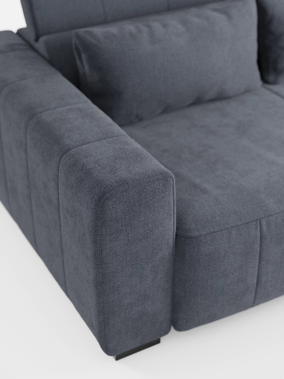 Un primo piano del “Doric Divano angolare con penisola e sedute allungabili con relax elettrico” di divitt.sbs, caratterizzato da un design moderno in grigio scuro e rivestito in morbido tessuto T23 resistente alle macchie. Il divano è dotato di ampi braccioli, morbidi cuscini di seduta e schienale per il massimo comfort e poggiatesta regolabili. Su uno sfondo bianco, la sua superficie testurizzata ne esalta sia lo stile che la funzionalità.