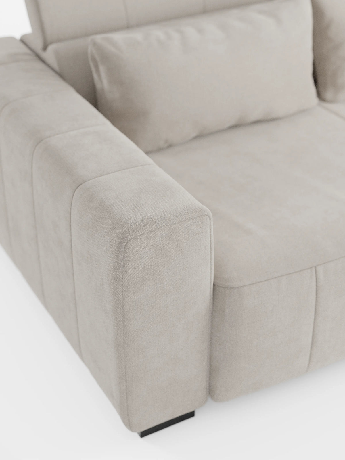 Un primo piano del divano angolare Doric con penisola e sedute allungabili con funzione relax elettrica di divitt.sbs, rivestito in morbido tessuto T23 resistente alle macchie. Questo moderno divano beige presenta ampi braccioli, un cuscino dello schienale rettangolare e una parte della seduta allungabile. I poggiatesta reclinabili e i piedini rettangolari neri di bassa altezza completano il suo design contemporaneo, che risalta su uno sfondo bianco a tinta unita.