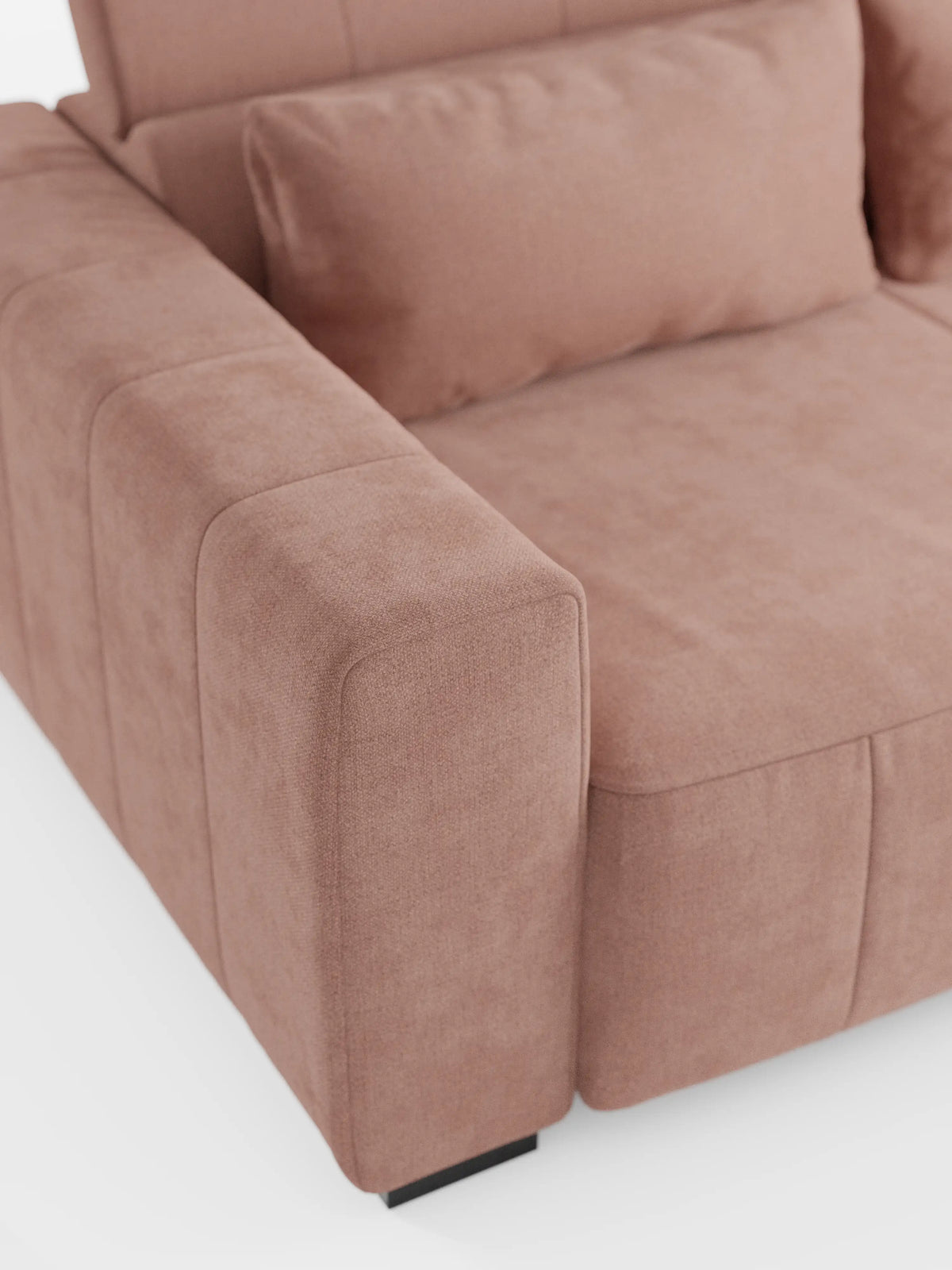 Un primo piano del divano angolare dorico con penisola e sedute allungabili con relax elettrico di divitt.sbs, rivestito in morbido tessuto T23 resistente alle macchie: un complemento perfetto per qualsiasi soggiorno moderno. Questo divano contemporaneo è caratterizzato da ampi braccioli, poggiatesta regolabili, un cuscino lombare coordinato per un maggiore comfort e poggia su corte gambe nere. Sullo sfondo bianco, risaltano le linee slanciate e le finiture di lusso del divano.