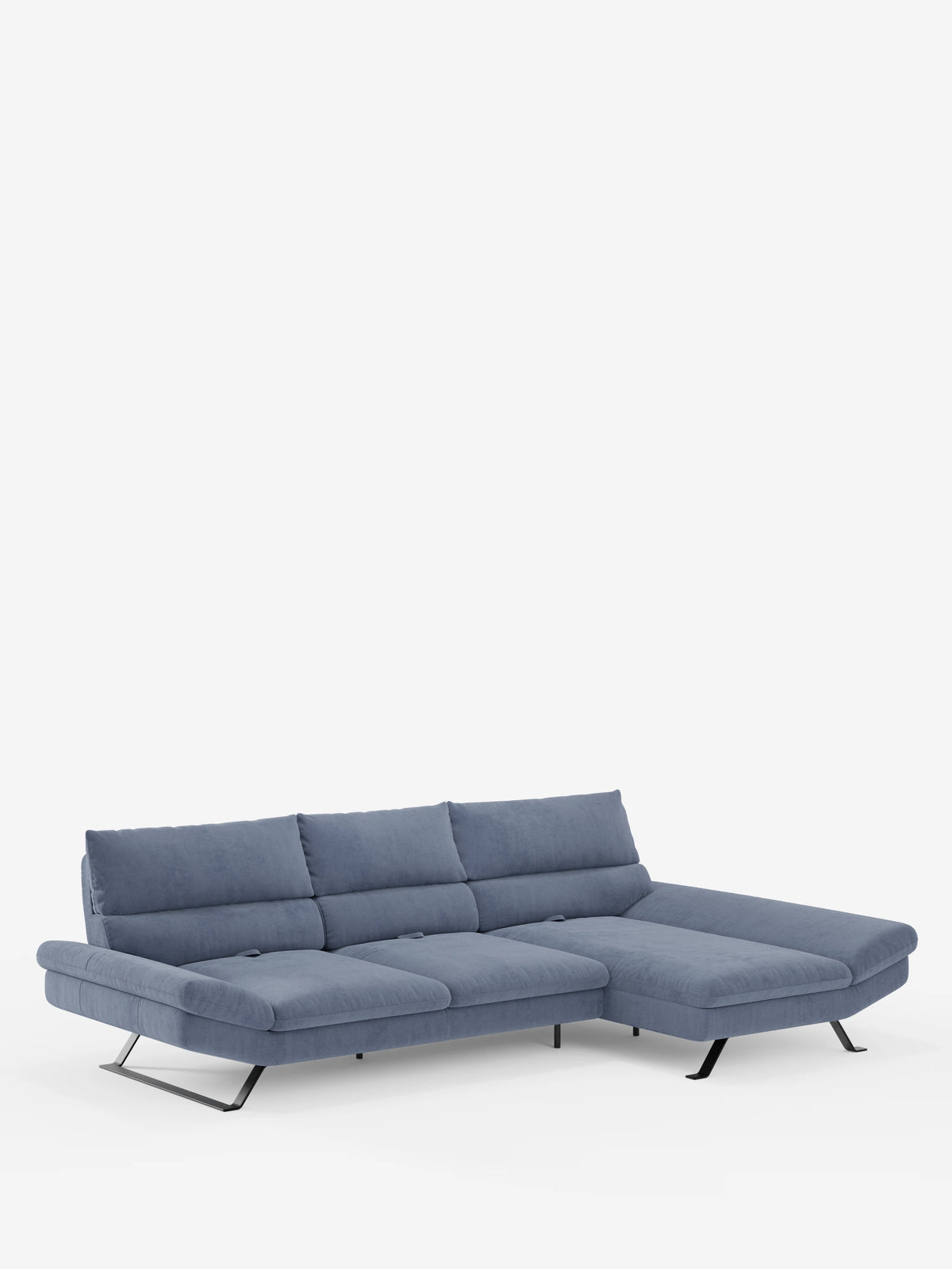 Vi presentiamo Eclipse Divano angolare con penisola e schienali traslanti in microfibra tecnica smacchiabile T11 di divitt.sbs: un divano componibile contemporaneo di colore blu, progettato con tre cuscini di seduta e una chaise longue integrata sul lato destro. Questo modello minimalista presenta gambe in metallo dalle linee elegantemente sinuose, cuscini dello schienale trapuntati con poggiatesta regolabili e rivestimento in microfibra tecnica facile da pulire. Immagine raffigurata su sfondo bianco.