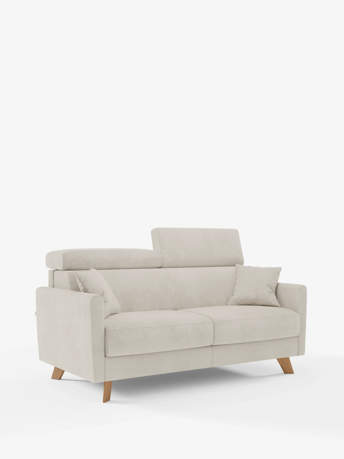Un moderno divano a due posti color beige chiaro, il divano letto Francy con poggiatesta regolabili di divitt.sbs, è caratterizzato da gambe in legno, poggiatesta regolabili e un cuscino quadrato abbinato sul lato destro. Rivestito con l'elegante tessuto T30 antimacchia e dotato di fodere completamente sfoderabili (100% sfoderabile), si staglia su uno sfondo bianco a tinta unita. Il design minimalista in stile moderno lo rende ideale per gli interni contemporanei.