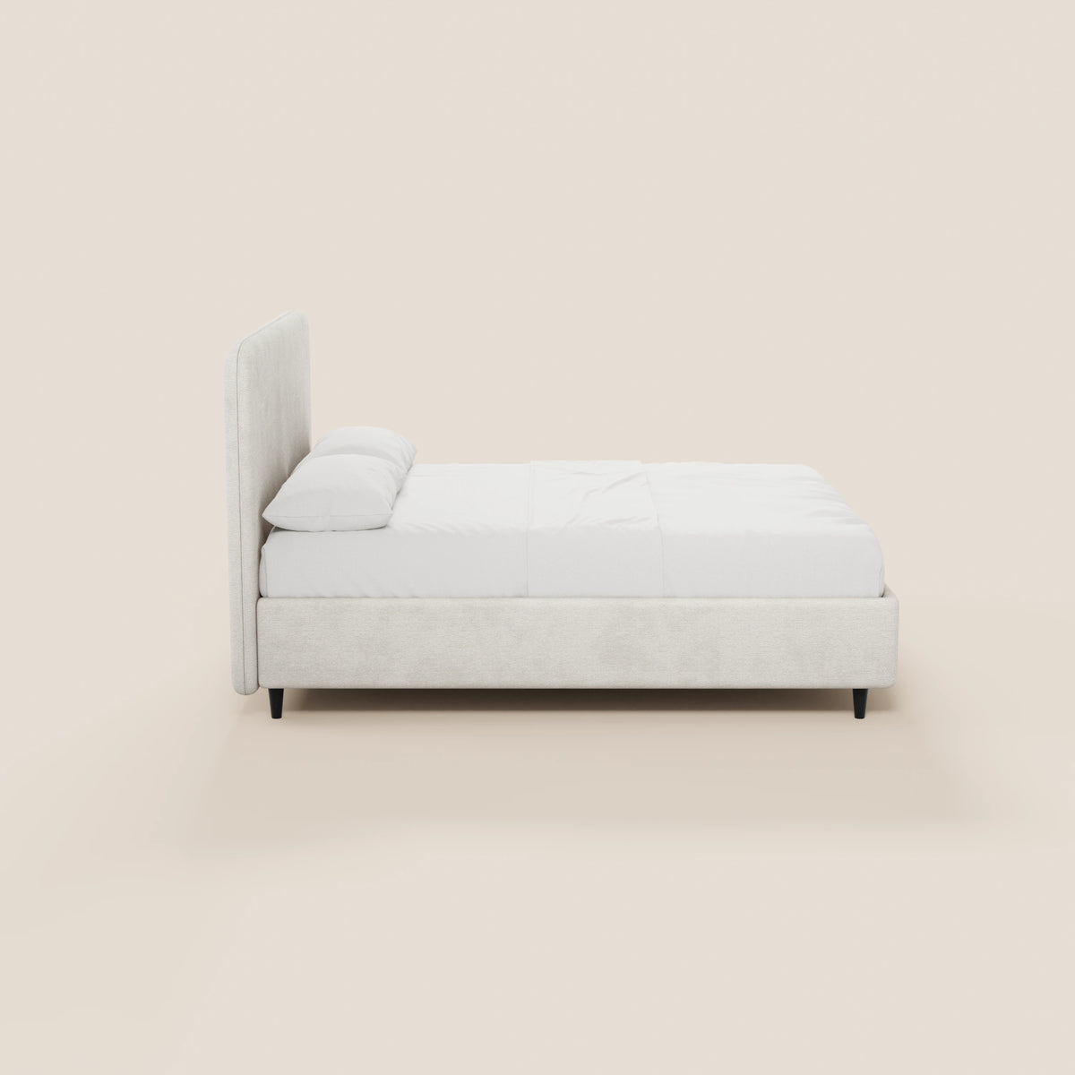 Vista laterale del letto KAELOS minimal imbottito di Letti.store, caratterizzato da una testiera arrotondata in ciniglia, gambe alte nere e un vano contenitore. Il letto è rifatto con cura con biancheria da letto bianca e due cuscini su uno sfondo beige chiaro.