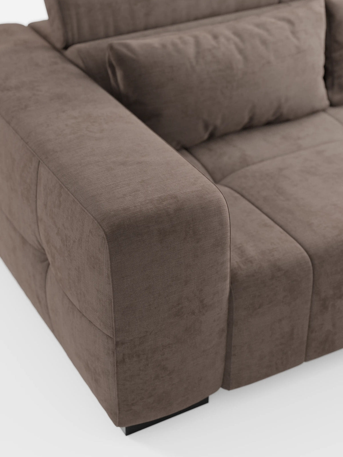 Primo piano del divano Monarch con funzione Relax Elettrico per l’allungamento delle sedute e poggiatesta reclinabile di divitt.sbs, rivestito in morbido tessuto marrone T31 resistente alle macchie. Il design moderno mette in risalto un ampio bracciolo sinistro, morbidi cuscini dello schienale e della seduta e gambe basse nere, il tutto su uno sfondo bianco.