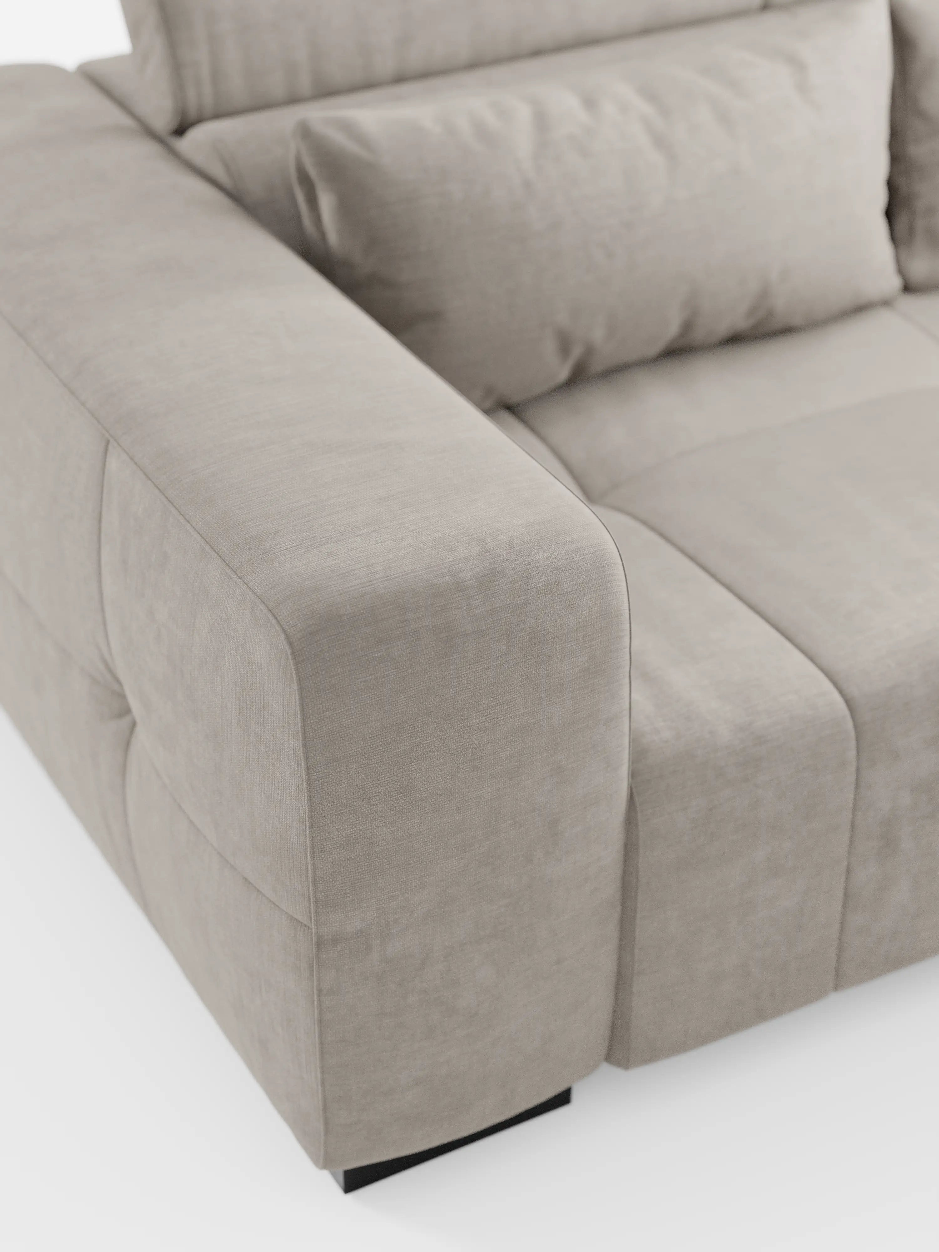 Primo piano del divano Monarch con funzione relax elettrica per l’allungamento delle sedute e poggiatesta reclinabile, realizzato in morbido tessuto smacchiabile T31 di divitt.sbs, che mette in risalto i suoi ampi braccioli, il cuscino dello schienale coordinato e i dettagli trapuntati della seduta. Questo elegante divano componibile presenta raffinati dettagli capitonné e poggia su una semplice base nera su sfondo bianco.