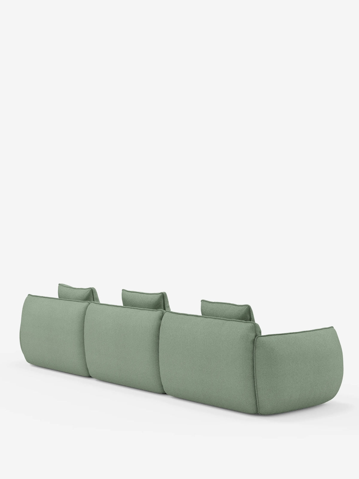 Un divano verde, minimalista e moderno — il divano angolare con penisola componibile Nimbus di divitt.sbs — è ritratto di spalle su uno sfondo bianco a tinta unita. Caratterizzato da tre ampie sedute e da cuscini spessi e arrotondati in morbido tessuto effetto cotone antimacchia (T33), il suo design semplice si distingue per il profilo ribassato e gli schienali a cuscino di ogni seduta, incarnando l’elegante comfort dei divani modulari contemporanei.