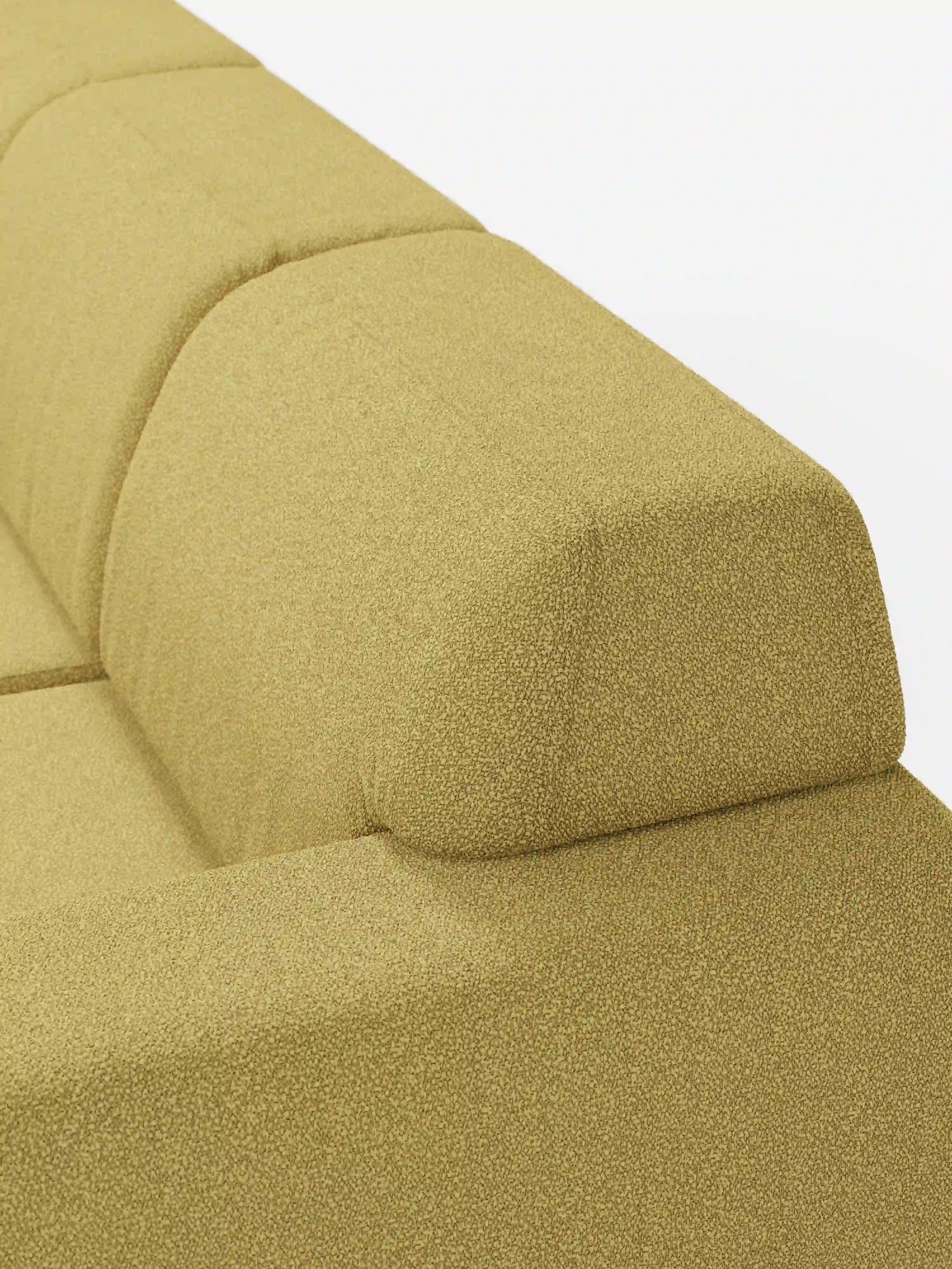 Primo piano del divano Orbit con 3 sedute scorrevoli e allungabili di divitt.sbs, rivestito in tessuto T33 effetto cotone, colore giallo senape, antimacchia. Il design moderno presenta una superficie testurizzata, cuscini dello schienale rettangolari e una sezione poggiatesta regolabile. Questo divano a 4 posti è completamente sfoderabile ed è dotato di sedute scorrevoli indipendenti per un comfort personalizzato. Immagine ripresa su uno sfondo bianco a tinta unita.