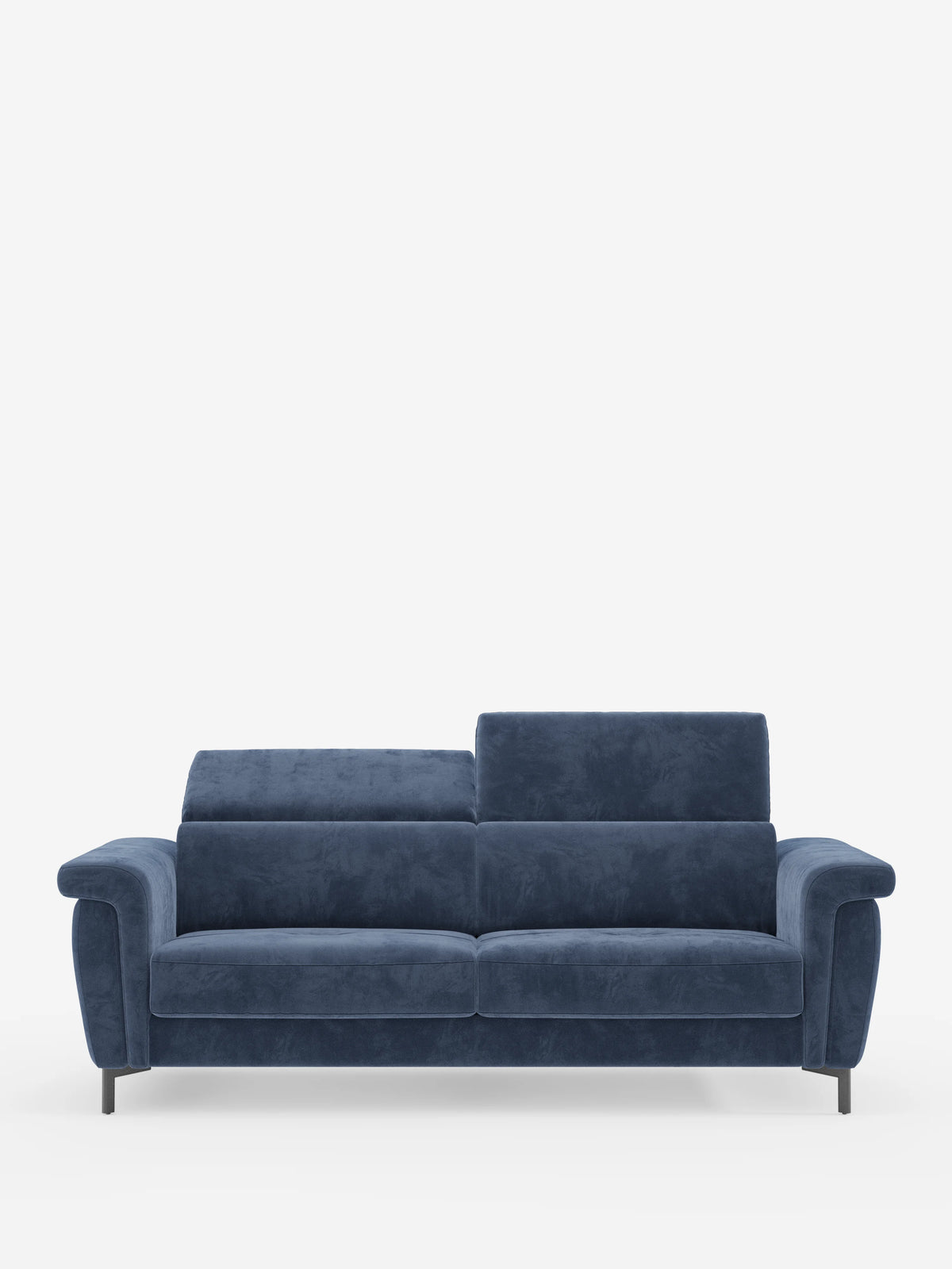 Il divano letto di design Capri di divitt.sbs, rivestito in raffinato tessuto T30 effetto velluto resistente alle macchie, è dotato di due cuscini di seduta, ampi braccioli e schienali inclinati con poggiatesta reclinabili. Appoggiato su alte gambe nere, questo divano letto di produzione italiana è presentato su uno sfondo bianco a tinta unita.