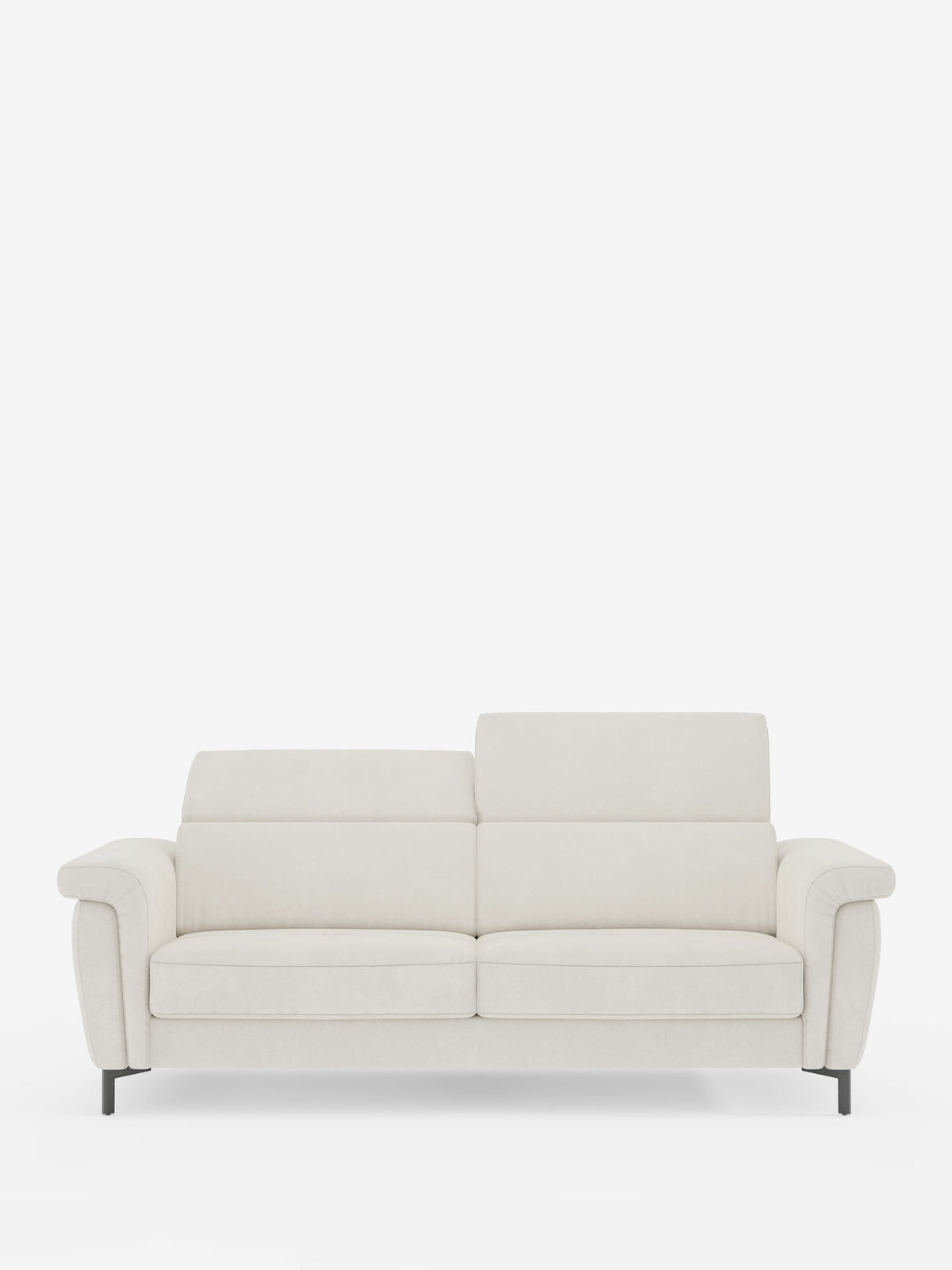 Un divano letto di design contemporaneo della linea Capri di divitt.sbs, rivestito in raffinato tessuto T30 effetto velluto, resistente alle macchie, in beige chiaro. Questo divano presenta ampi braccioli imbottiti, schienali dal profilo basso con poggiatesta regolabili e sottili gambe alte di colore nero. Con le sue linee pulite e l’estetica minimalista che incarna la raffinata manifattura italiana, il divano risalta magnificamente su uno sfondo bianco a tinta unita.