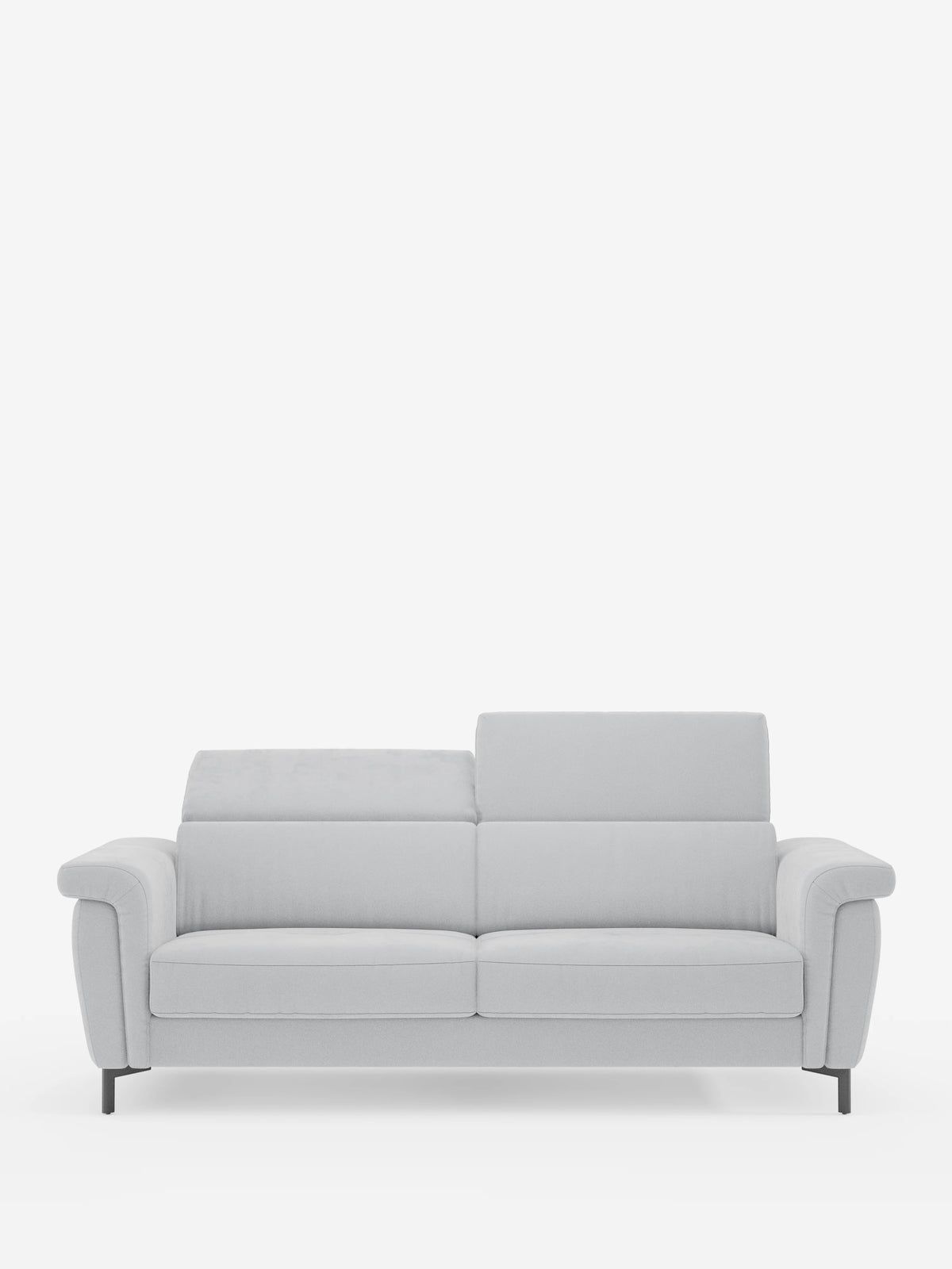 Il divano letto di design Capri di divitt.sbs è esposto su uno sfondo bianco a tinta unita. Rivestito con il raffinato tessuto effetto velluto T30, resistente alle macchie, questo moderno divano grigio chiaro presenta ampi braccioli, gambe alte in metallo e poggiatesta regolabili. Progettato per ospitare da due a tre persone, vanta uno schienale basso con morbidi cuscini per un look contemporaneo e confortevole ispirato all’artigianato italiano.
