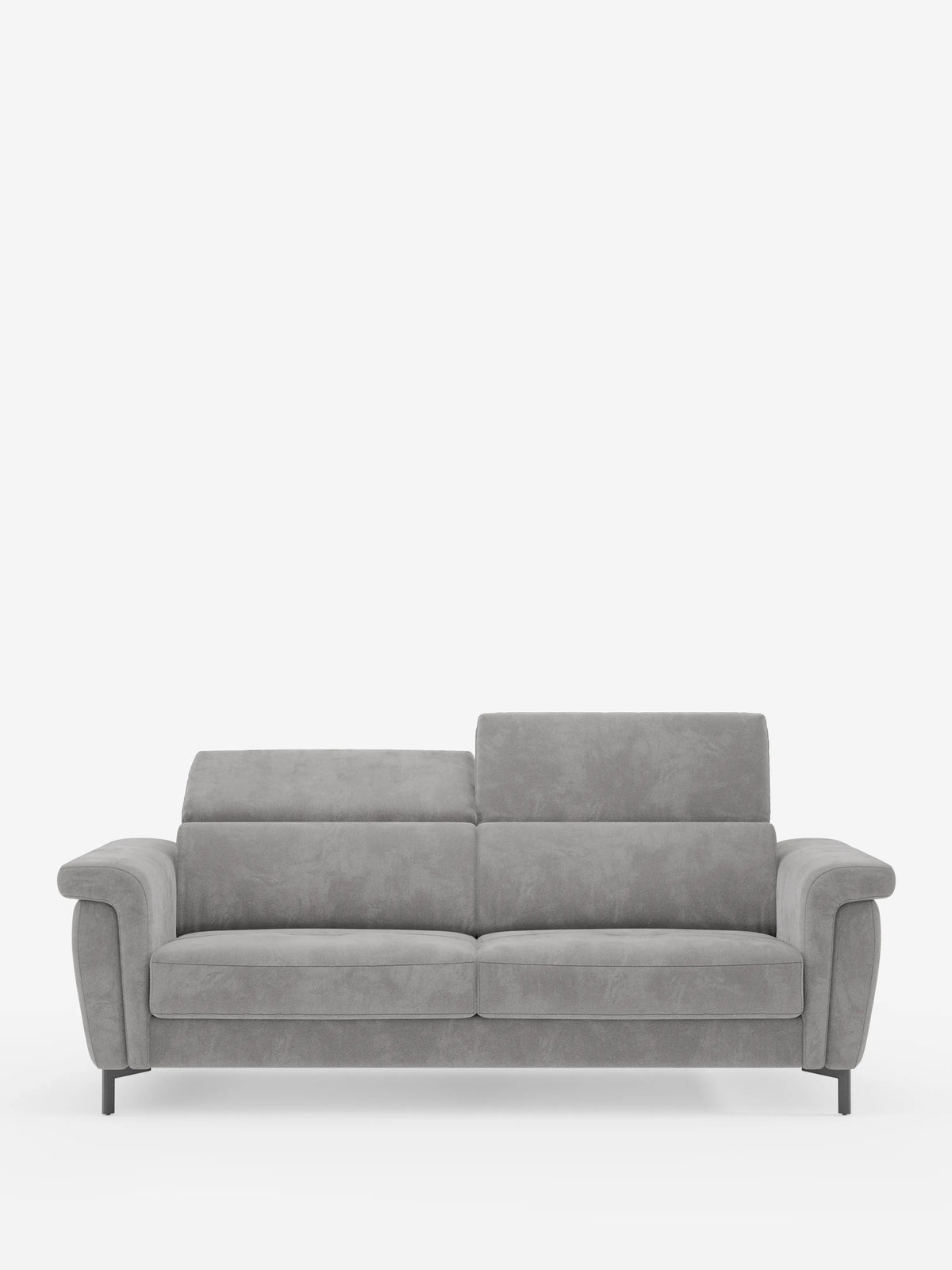 Il divano letto di design Capri di divitt.sbs è presentato su uno sfondo bianco a tinta unita, rivestito in un raffinato tessuto effetto velluto smacchiabile T30, facile da pulire. Questo moderno divano grigio chiaro presenta ampi braccioli, gambe alte nere e uno schienale asimmetrico diviso in due sezioni — una leggermente più alta dell’altra — con poggiatesta reclinabili che ne esaltano l’elegante artigianato italiano.