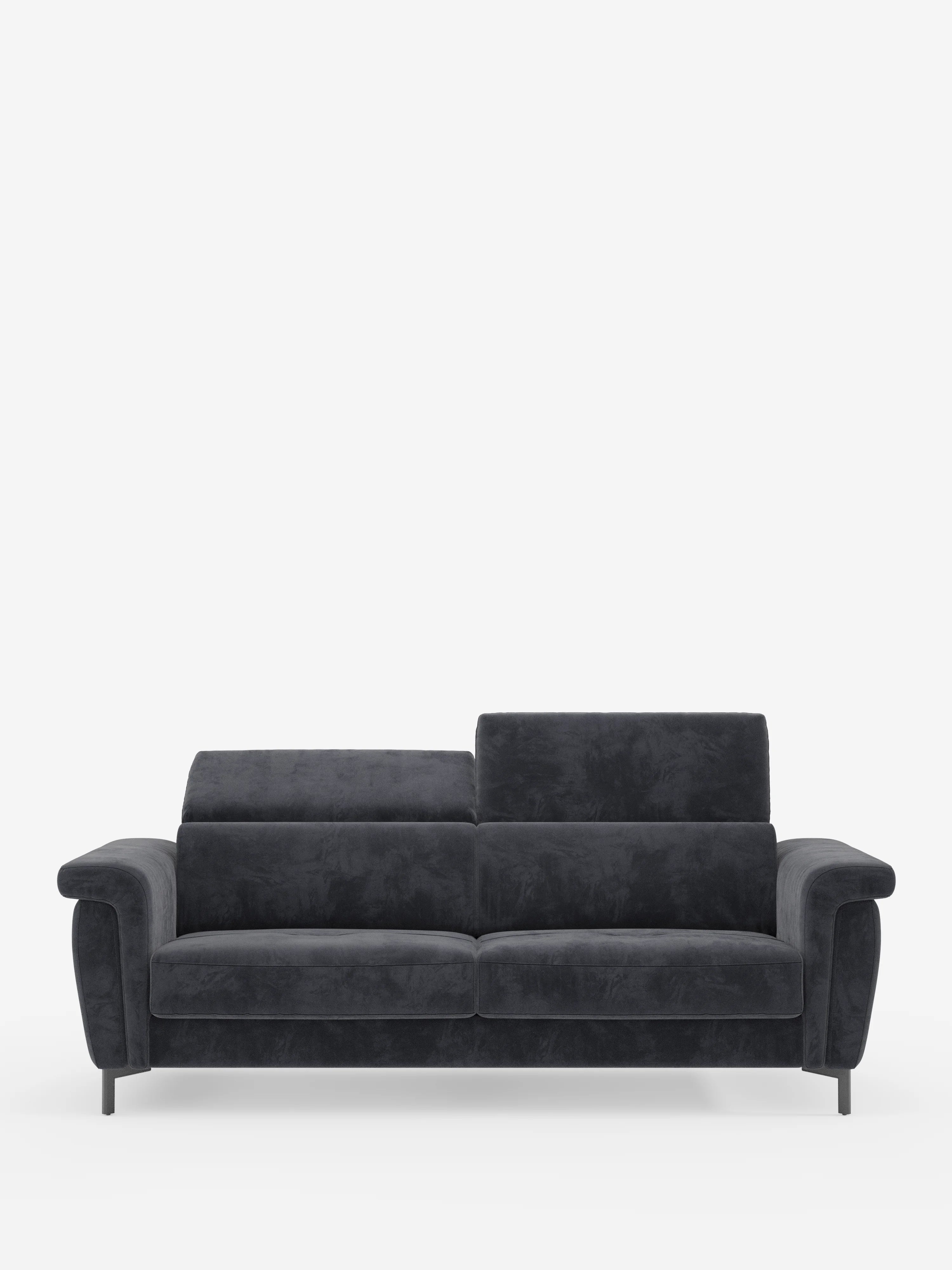 Un divano letto di design contemporaneo Capri con piedini alti di divitt.sbs, rivestito in un sofisticato tessuto T30 effetto velluto resistente alle macchie, caratterizzato da eleganti gambe nere e poggiatesta reclinabili. La sua lavorazione artigianale italiana in stile minimalista risalta sullo sfondo bianco a tinta unita.