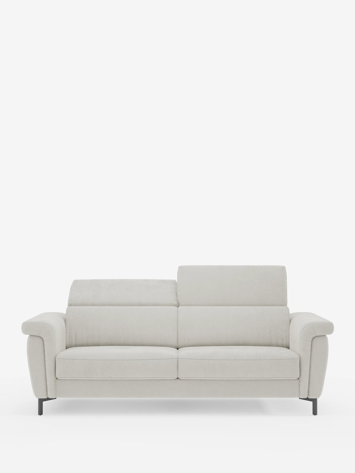 Il divano letto di design Capri di divitt.sbs presenta una linea moderna in tessuto effetto velluto smacchiabile T30 color beige chiaro, con ampi braccioli, sottili gambe nere e due schienali, tra cui un poggiatesta leggermente rialzato e reclinabile. Su uno sfondo bianco a tinta unita, questo divano letto coniuga la raffinata maestria artigianale italiana con un minimalismo raffinato e offre comodi posti a sedere per due o tre persone.