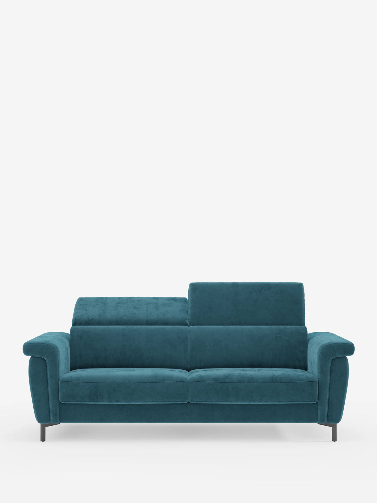 “Capri”, divano letto di design di divitt.sbs, in blu verde acqua, rivestito in raffinato tessuto T30 effetto velluto, resistente alle macchie. Questo elegante divano presenta ampi braccioli, gambe alte di colore scuro e poggiatesta regolabili — qui raffigurato con il poggiatesta sinistro abbassato e quello destro sollevato. Sullo sfondo bianco a tinta unita, il suo design italiano moderno e la lussuosa trama del tessuto vellutino risaltano magnificamente.